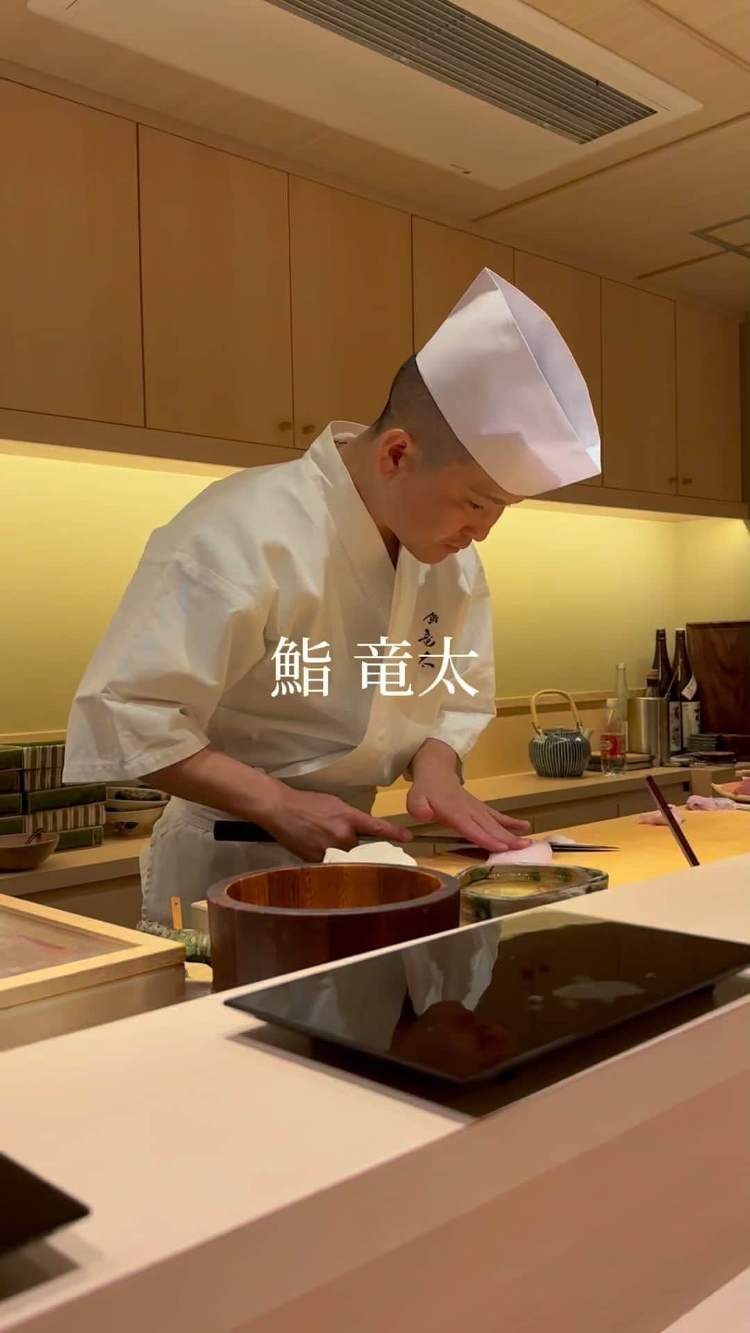 "TERIYAKI" テリヤキ編集部のインスタグラム：「東京・六本木駅から徒歩1-2分の場所にお店を構える寿司屋「竜太」。  コースは13,000円ほどで握りと一品入れて18品近く提供される。 日本では美登利寿司で働き、その後海外の寿司屋で仕事をし、今年になってから六本木でお店をオープンさせた。  シャリは比較的大きく、一貫一貫のボリュームもしっかりとあるがシャリの大きさも調整してくれるのも嬉しい。  比較的味付けはしっかりとしているが、そういうお寿司が好きな方には六本木でこの価格で味わえるのは、なかなかないので重宝できると思う。  まだオープンしたで知られてないが、このクオリティとこの価格なら人気に火がついてもおかしくない。  ​⁠ #鮨竜太 #六本木グルメ #六本木 #鮨 #寿司 #SUSHI」