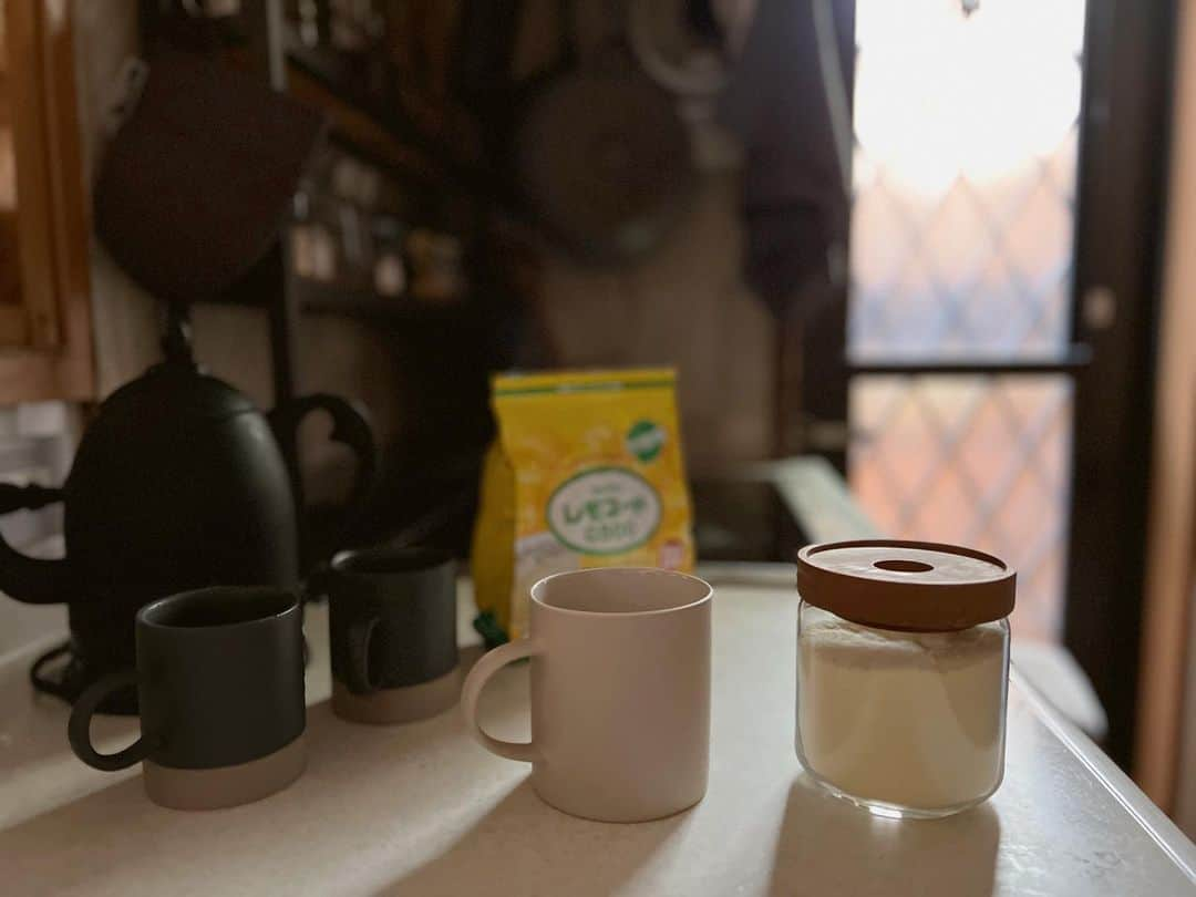 ranranのインスタグラム：「朝冷えるようになってきたので大人のコーヒーもホットに  ツインズの飲み物も温かいものに変わりました  ただ 今まで気に入った容器がなく、そのまま使ってたけど 毎日飲むから 出しっぱなしにしたくて可愛いガラス容器に入れ替えました  これで出しっぱなしでも可愛い♡  ホットコーヒー用のマグカップも新調したけど質感もサイズ感もよかった☺️  でも。 ついついマグカップ集めしちゃうから断捨離しないとだわ😅 　@hinatalife   #キッチン#台所#キッチン収納#ひなたライフ#ひなたライフスタイル#モヘイム#チャバツリー#ガラス容器#pr#暮らし#キッチンインテリア#こどものいる暮らし#kitchendesign」