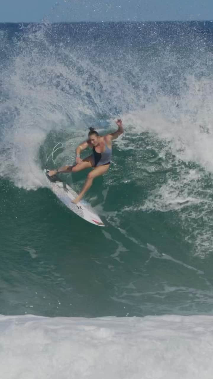 カリッサ・ムーアのインスタグラム：「Haven’t been surfing enough. Felt good to catch a few at Haleiwa 🥰 video/ @swellpatrol」