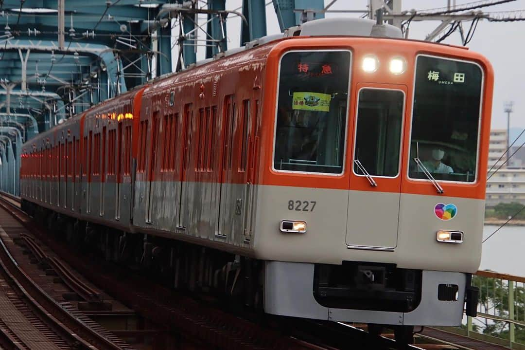 徳永ゆうきのインスタグラム：「. . 終着の梅田まで もう少し！ . -2023.10.01- . #鉄道写真 #撮り鉄 #鉄道好き #阪神電鉄 #阪神電車 #淀川駅 #8000系 #特急 #梅田行き」