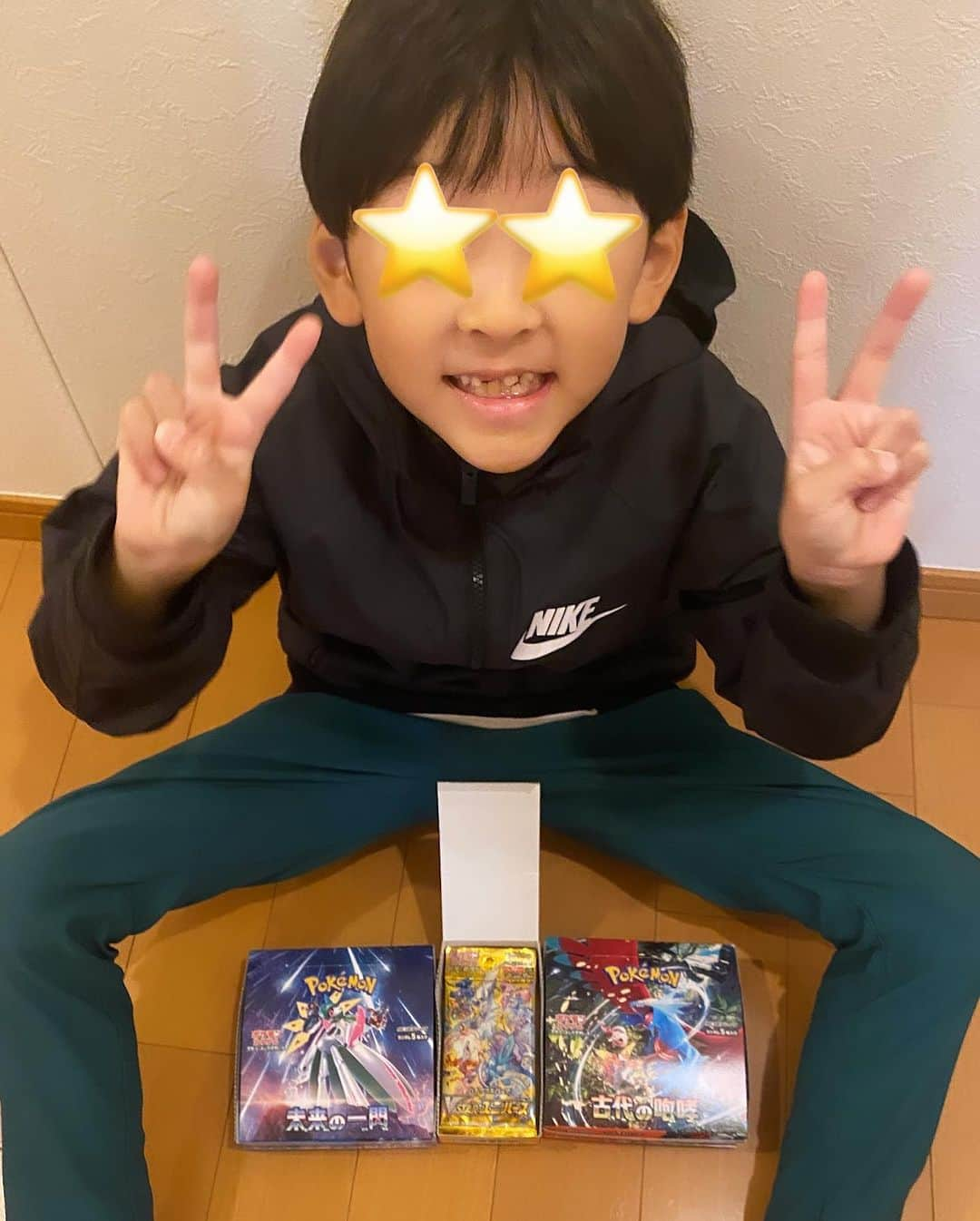 結花子さんのインスタグラム写真 - (結花子Instagram)「今日発売のポケモンカードをゲットする為に 早朝から家を出た夫と息子😉 コンビニで1時間並んで買えたらしい😂 . 大興奮で家に帰ってきた〜😂 . 今すぐ開封したい気持ちを押し殺してすぐに学校へ行きました〜👏 帰ってからのお楽しみだね🩵 . #ポケモンカード　#ポケカ　 #未来の一閃　#古代の咆哮　 #小1男子」10月27日 8時31分 - yukako_chupapi