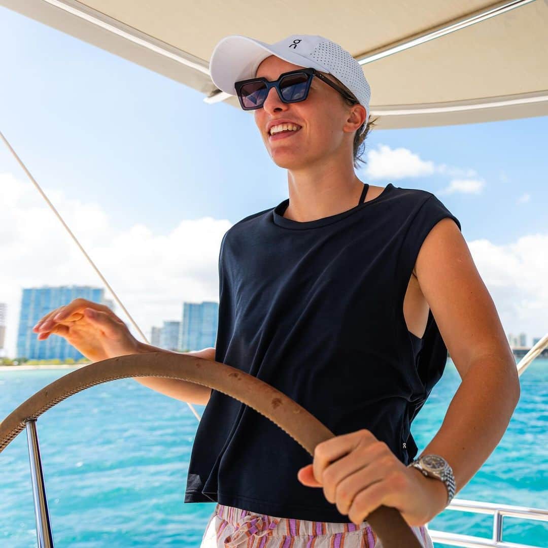 WTA（女子テニス協会）さんのインスタグラム写真 - (WTA（女子テニス協会）Instagram)「🎶 I'm on a boat and it's going fast 🎶  All hands on deck as @iga.swiatek got to experience Cancun from the sea!  #WTAFinals」10月27日 8時33分 - wta