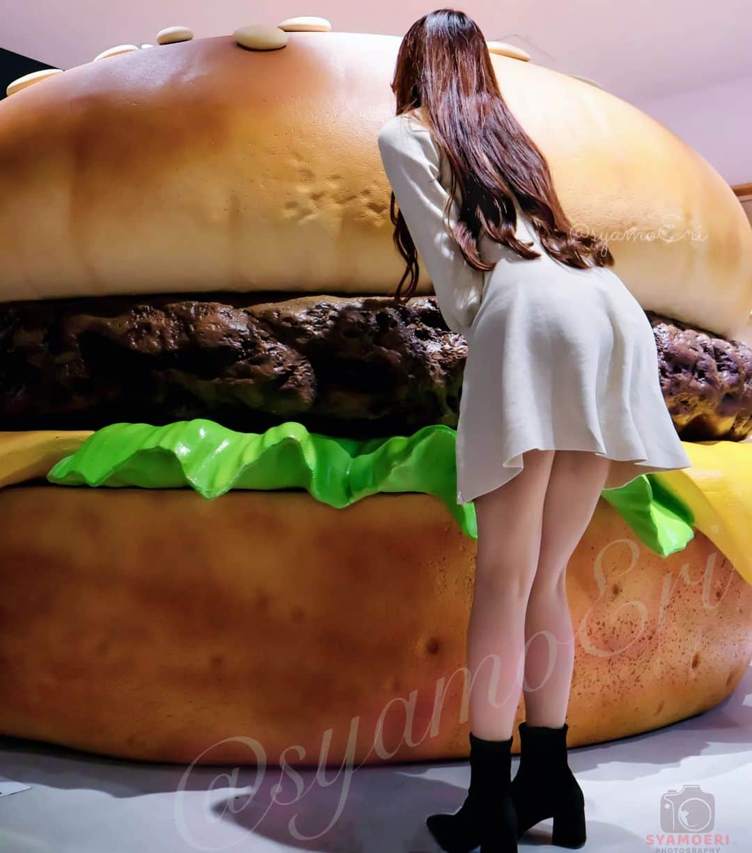 しゃもえり。のインスタグラム：「おはよー⛅ 大きなハンバーガー🍔たべたーい💕 peace✌️  限定動画📽️と写真📸はプロフィールのリンクから観れるよ💕 インスタのサブスクには限定のストーリーやおまけを投稿してるよ📸🎶  #portrait_shots #カメラ女子 #photography #ポートレート #peace」