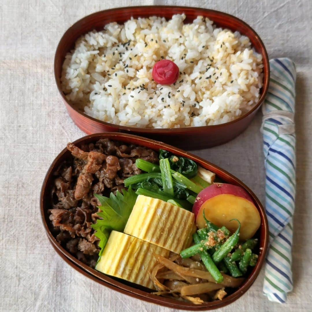 藤森夕子のインスタグラム：「おはようございます(^^)今日の息子弁当は、牛こま肉焼きました☝️ 焼いていくとどんどんチリチリになってしぐれ煮みたいになってしまいましたw  昨日は、憧れのマカロンのレッスンを受けてきました！ マカロン大好きで、ずっと作ってみたかったくてレシピ本買って見てはいたけど、  ハードルが高くてなかなか初めの一歩が出なくて何年も経っていたのよね…  だから昨日は、念願叶ってのマカロン作りでとても嬉しかったです(*^^)  朝ごはんにもマカロン添えておいたら喜んでテンション上がってた(*^^)v  あ！マカロンのクリームは、カシスをサンド♡  今朝は、朝から台所の水漏れ…経年劣化😰 後始末したりちょっと面倒なこともあったけど  さ、金曜日！今日も秋を感じながら楽しい一日しましょうね(^^)  #お弁当#お弁当記録#息子弁当#男子高校生弁当#男子弁当#二段弁当#まげわっぱ#曲げわっぱ#部活弁当#スポーツ弁当#だし巻き玉子#手づくり箸入れ#ていねいな暮らし#てづくりおべんと#手作りマカロン#obento#lunchbox#japanesefood#cooking#オベンタグラム#毎日お弁当#今日のお弁当#高校生弁当#まげわっぱ弁当#お弁当クラブ#家族弁当#親子弁当#マカロン#大館工芸社」