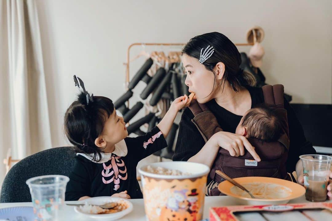 松原加奈恵さんのインスタグラム写真 - (松原加奈恵Instagram)「お菓子くれなきゃ、いたずらしちゃうぞ👻💗  こんなかわい子ちゃん達になら いたずらされても全然いい🥹🥹  Hope your Halloween is a treat!  #happyhalloween  全部準備してくれた姉  @un__ao.23  写真を撮ってくれた姉  @ho_nami.m  参加した私。いつもそんな感じ🫶🏻  #ハロウィンパーティー」10月27日 8時48分 - piiiiiiico