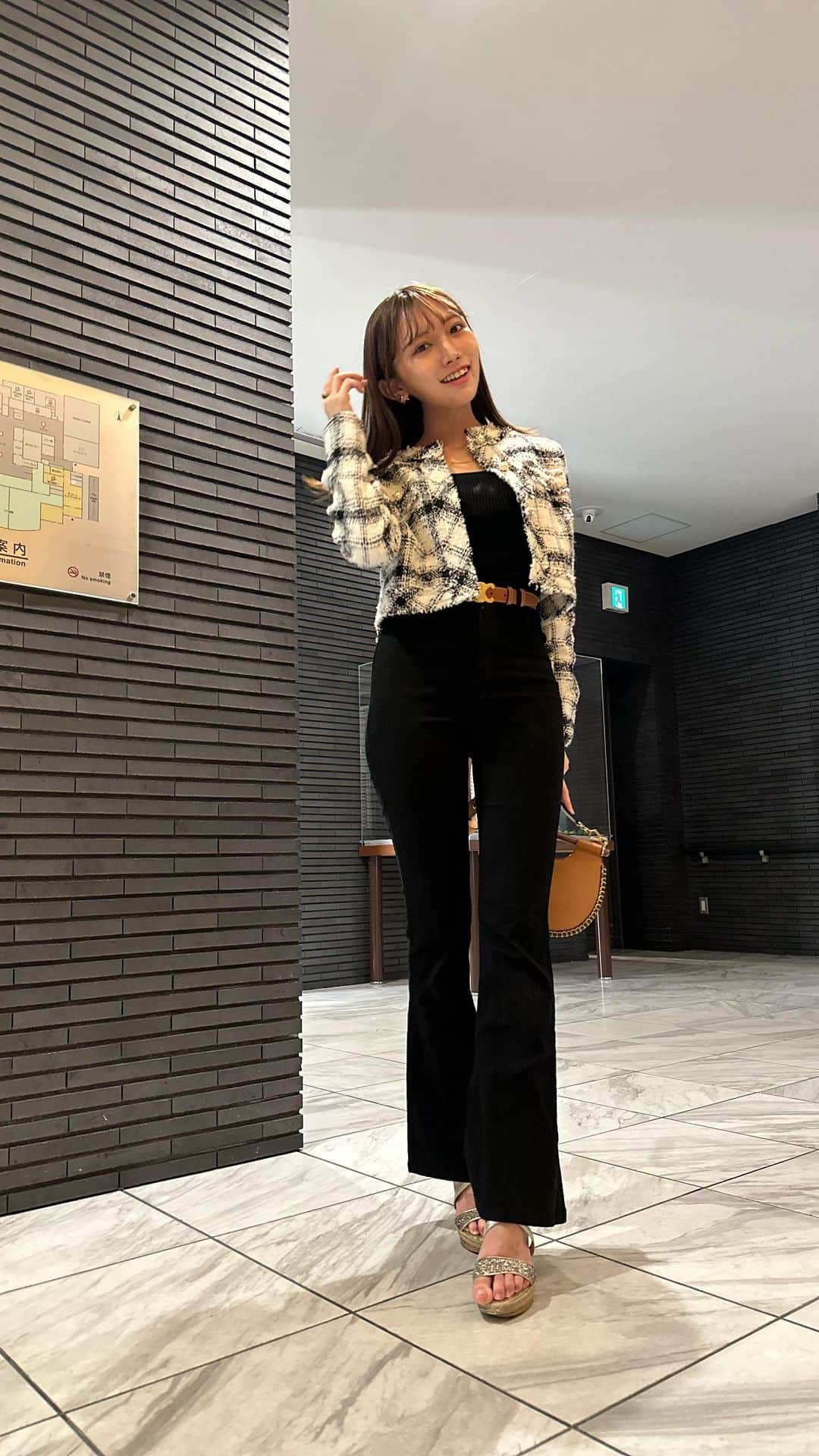 今井ゆうりのインスタグラム：「おはよぉ！  jacket @clear.official  tops @clear.official  belt @celine  pants @grl_official  sandals @dianashoespress」