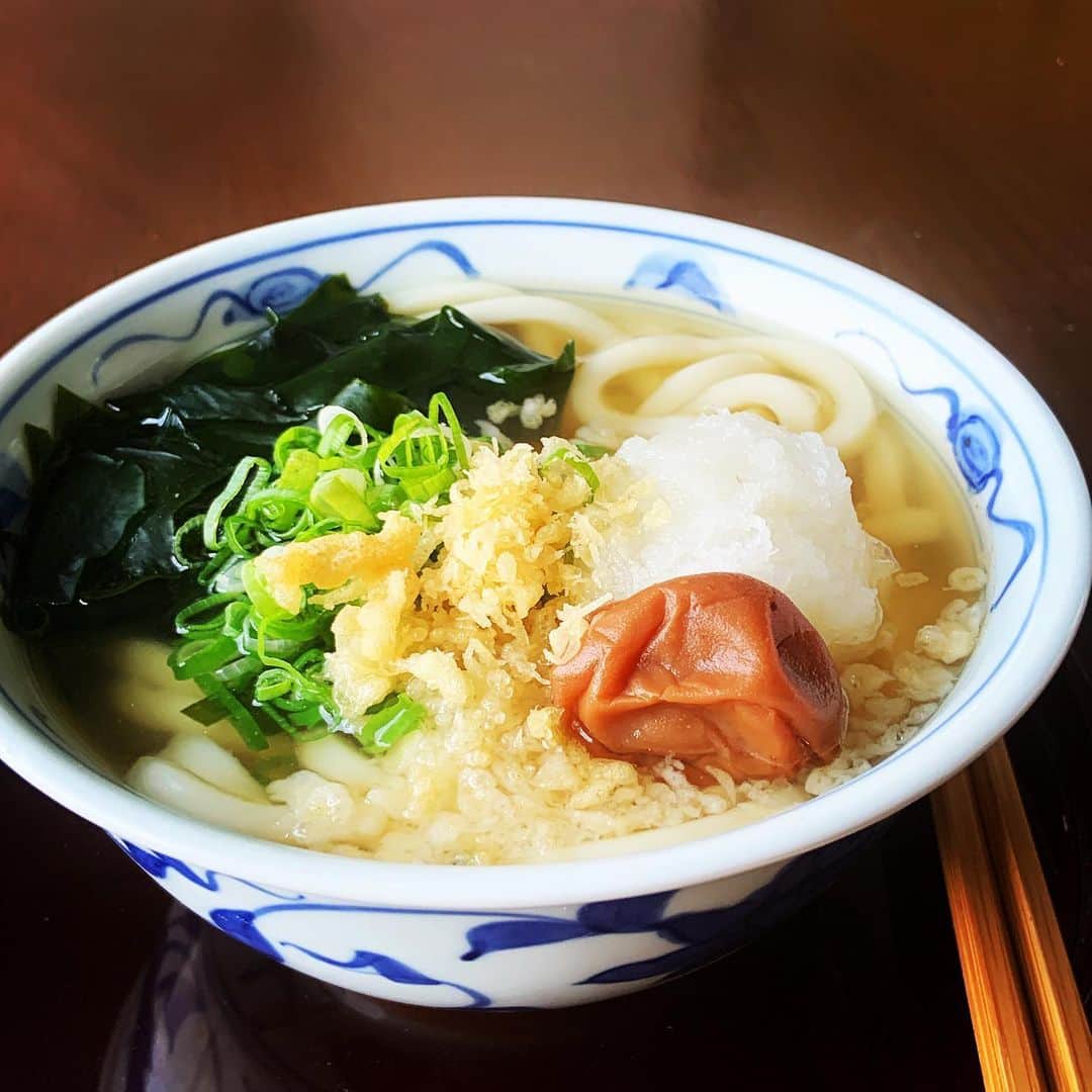 志摩有子のインスタグラム：「梅おろしわかめうどんに兵隊家さんでもらってきた美味しい揚げ玉をトッピング。 あっさりさっぱりうどんに揚げ玉のコクがいい感じ。 揚げ玉は冷凍庫で保存して、使うたびにオーブントースターでカリッとリベイクすると揚げたての美味しさが楽しめる。  #梅わかめうどん  #揚げ玉トッピング #ありこだしレシピ」