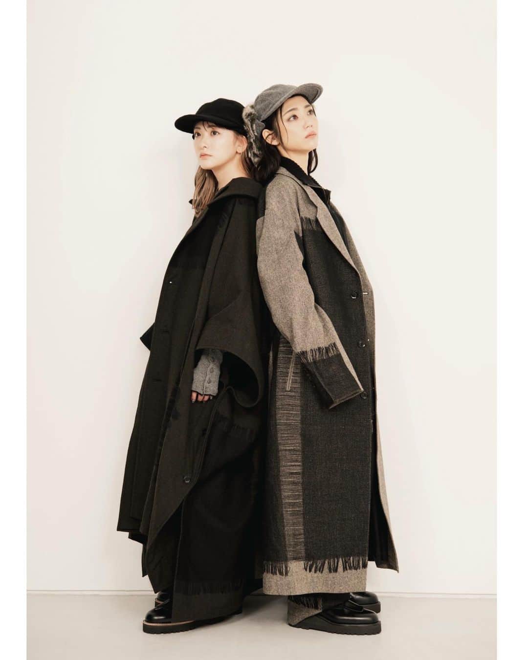 山谷花純のインスタグラム：「背中を見せれる人。 「smart」発売中☆  #山谷花純 #生駒里奈 #smart #ys #yohjiyamamoto」