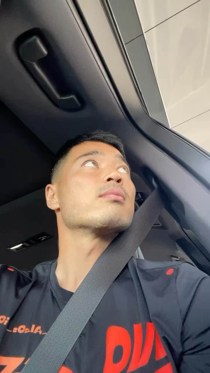 山田章仁のインスタグラム：「お昼寝ベイビーとモバイルオーダースタバドライブスルー🤩🤩 セーフ🙌 Starbucks drive thru with sleeping baby 🚗☕️👶🤣」