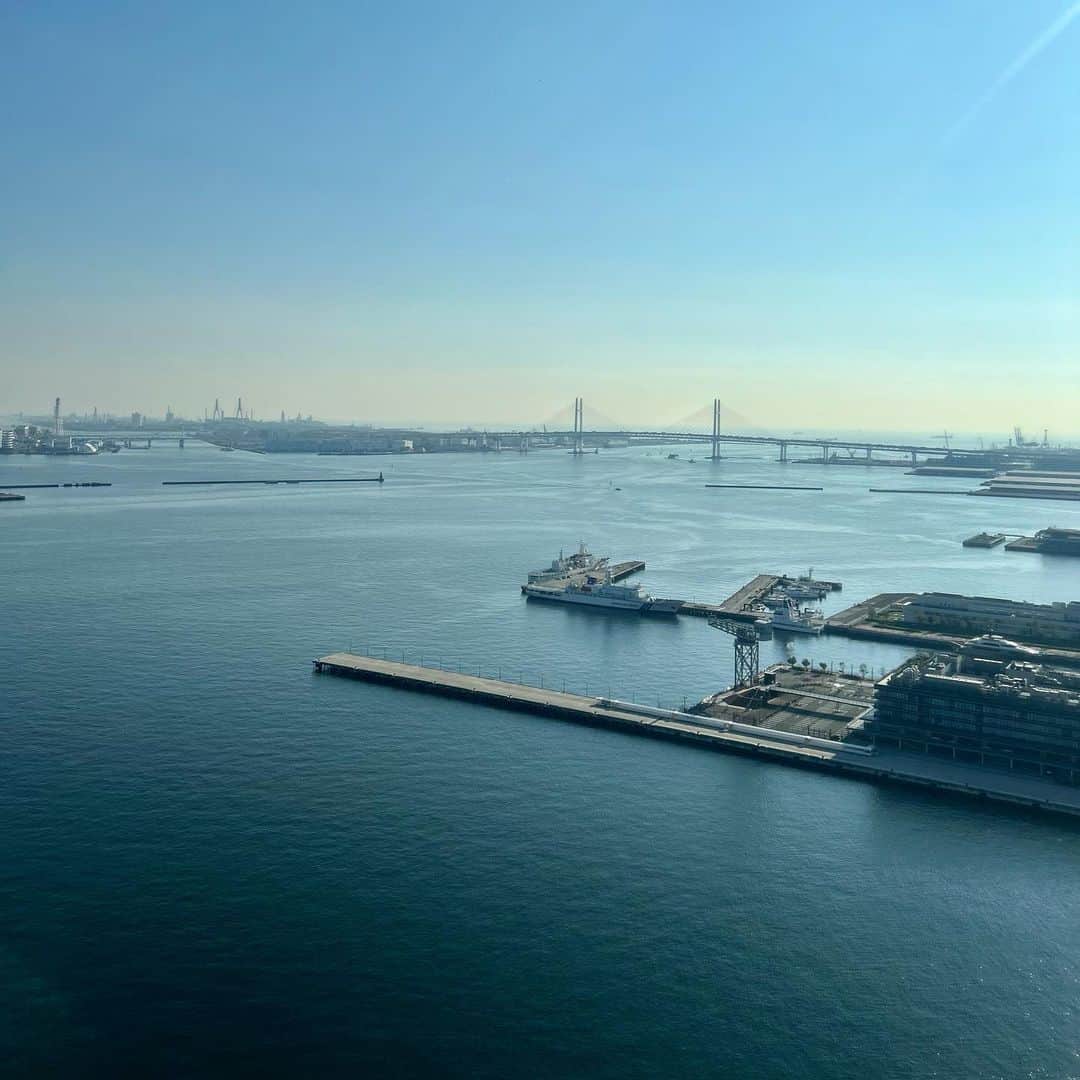 ヨコハマ グランド インターコンチネンタル ホテルさんのインスタグラム写真 - (ヨコハマ グランド インターコンチネンタル ホテルInstagram)「【カーテンを開けると眼下に広がる横浜港の景色】 ハーバービュー側のお部屋からは、横浜の名所「横浜ベイブリッジ」を目の前に、横浜港を一望いただけます。港を行き交う船や海から朝日が昇る様子もぜひお楽しみください🌤   #ヨコハマグランドインターコンチネンタルホテル#インターコンチネンタル横浜#横浜グランドインターコンチネンタルホテル#みなとみらい#横浜ホテル#海#ハーバービュー#ベイビュー#朝の景色#眺めの良い部屋#横浜港#横浜ベイブリッジ #intercontinentalyokohamagrand#minatomirai#hotelstay#harborview#bayview#yokohamabaybridge」10月28日 9時00分 - intercontinentalyokohamagrand