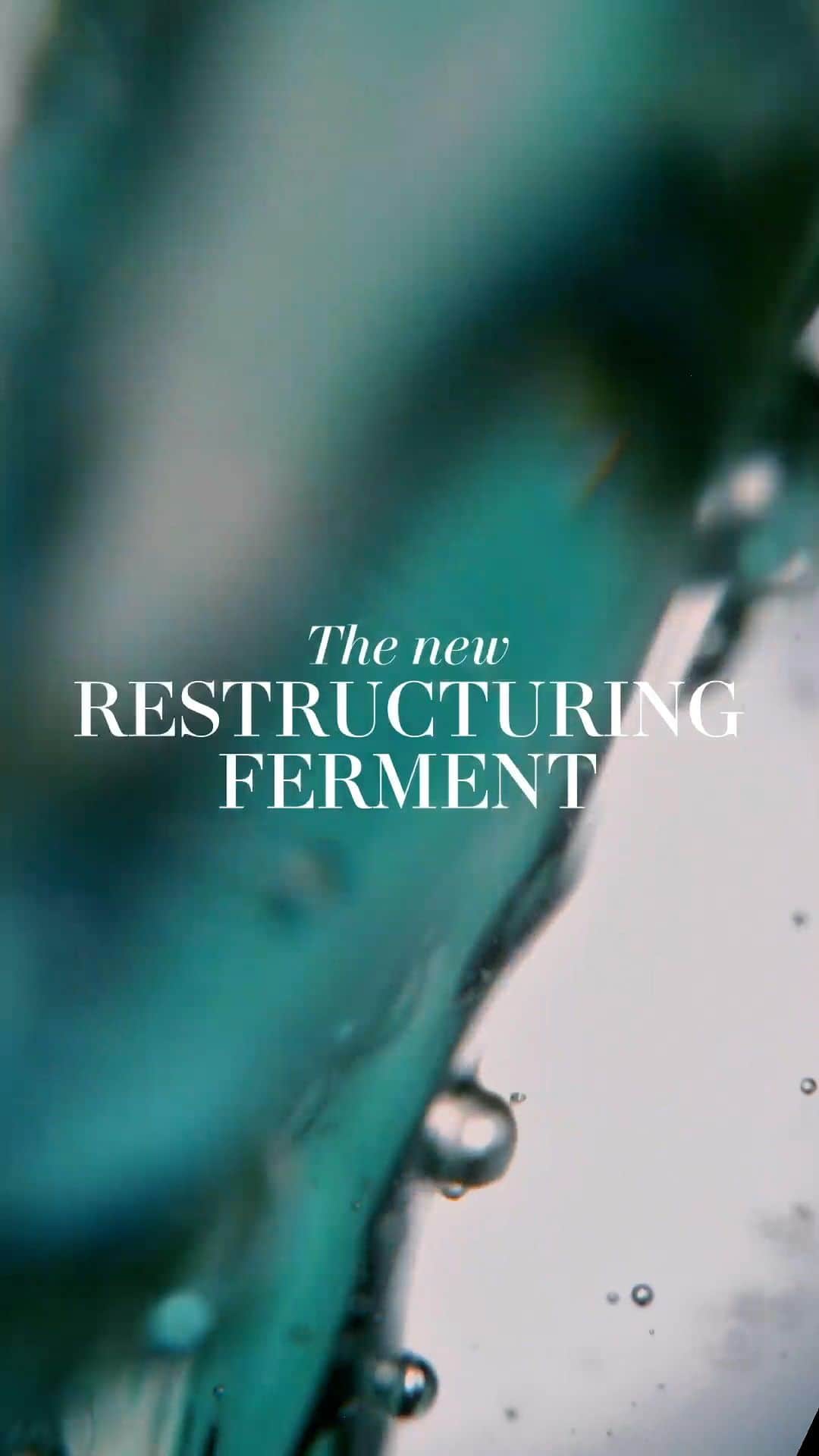 ドゥラメールのインスタグラム：「Inside the ingredients of The NEW Lifting Firming Serum. A new Restructuring Ferment meets the visible youth-regenerating power of Miracle Broth™ for new dimension and sculpted definition.   Link in bio to learn more. #LaMer #LaMerSkincare #LaMerLiftingFirmingSerum #MiracleBroth」