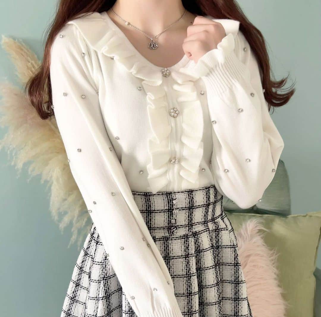 のインスタグラム：「winter new item♥︎ ㅤㅤㅤㅤㅤㅤㅤㅤㅤㅤㅤㅤㅤ #ビジューフリルニット ¥7,900 【OW/PI/IGY/BK】 ㅤㅤㅤㅤㅤㅤㅤㅤㅤㅤㅤㅤㅤ #evelyn #エブリン」