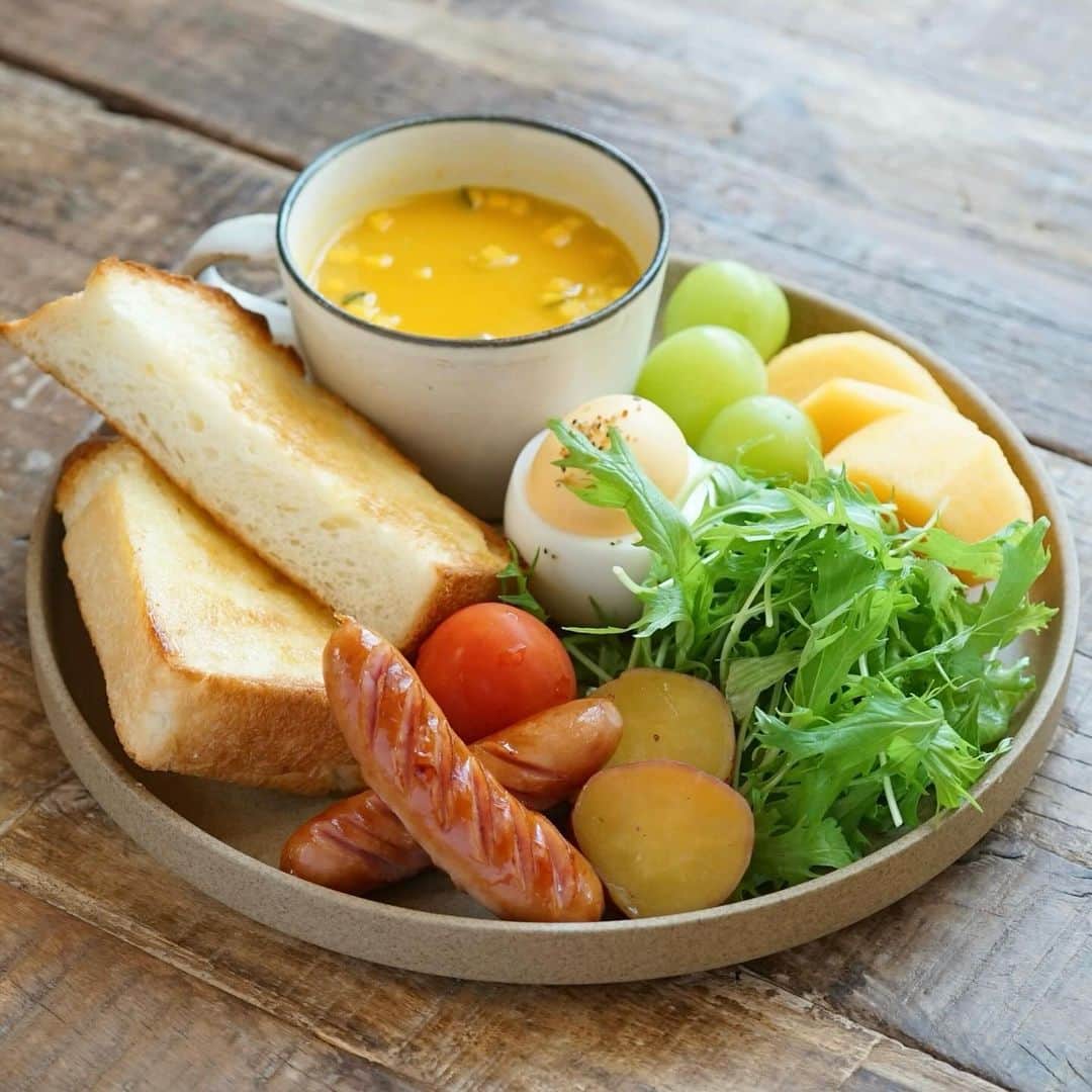 hirokoさんのインスタグラム写真 - (hirokoInstagram)「🌱2023.10.27（金）☀️ ✽.｡.:*・ﾟ #いつもの朝ごはん ⁡ もぉ〜金曜日！ 1週間が早いな... 今朝のスープは#クノールカップスープ 「栗かぼちゃのポタージュ」 ⁡ menu📝 ▪︎ トースト ▪︎ 栗かぼちゃのポタージュ #クノール ▪︎ 茹でたまご・シャウエッセン ▪︎ さつま芋のレモン煮 ▪︎ フルーツ（柿･シャインマスカット） ⁡ ⁡ ⁡ ........The end 🍴☕️ #hiroponの朝ごはん #hiroponのワンプレートごはん #朝ごはん #todaysbreakfast #朝ごパン #朝時間 #朝食 #モーニングプレート #breakfast #ワンプレート朝ごはん #パンのある暮らし #パン大好き #おうちごはん #おうちごはんLover #おうち時間 #フーディーテーブル #マカロニメイト #バランスの良い食事 #カフェ風モーニング #おうちカフェ #パンスタグラム #snapdish #macaroni #lin_stagrammer #locari_kitchen ・」10月27日 9時01分 - hiropon0201