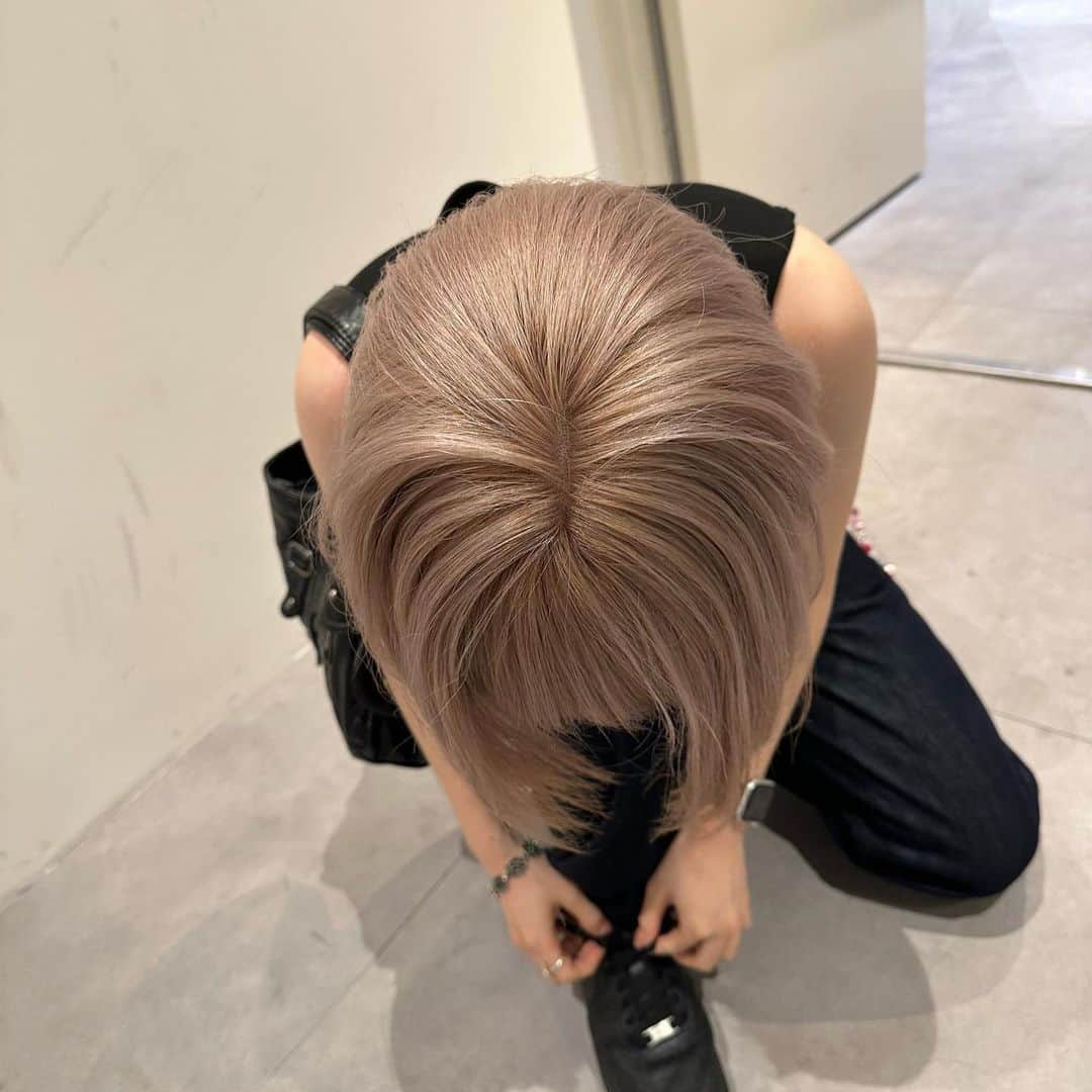 Beleza_official_instagramのインスタグラム：「milk tea🥛🤎 breach2〜3 ・ 色落ちまで綺麗なカラー やわらかいカラー 一人ひとりに似合うカラー お任せください✊🌼🌟 ブリーチは誰に任せるかでダメージが 変わってきます！ ご予約はDMorホットペッパーから お願いします😉💕 Rei指名していただければ 絶対に可愛くします✊ belezaに来たことある方でもRei指名可能です😇 "また会いたい"と思わせます❗️ ・ わからないことがあればDMまでお願いします🤲  黒染め、縮毛履歴はハイブリーチメニューで ご予約ください🤲 記載のお時間より、ブリーチの抜け具合で お時間かかる場合がございます。 当日は長めに見ていただければ助かります。 お任せください♡♡」