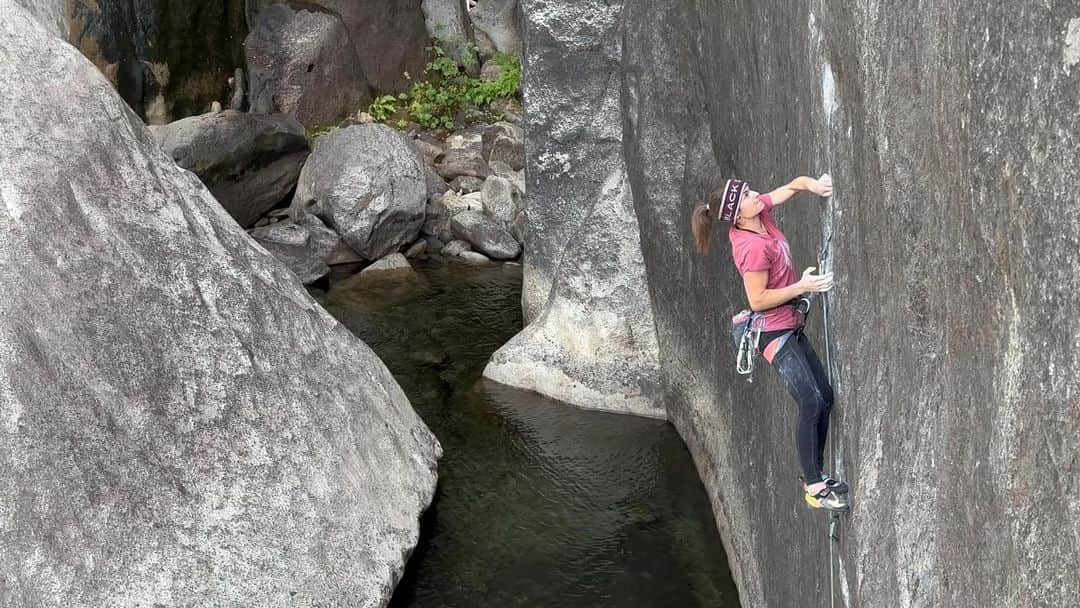 バーバラ・ザンガールのインスタグラム：「Trying my best to link the crux… but still after the flake it is not over! Somehow on the video of @ethan_pringle it looks a bit more solid as it feels right now 😬. But love to try this line! So powerful and low percentage to get over the crux! Chapeau to @bethrodden, you are my hero!! @blackdiamond @lasportivagram @corosglobal @vibram @frictionlabs @powerbar」