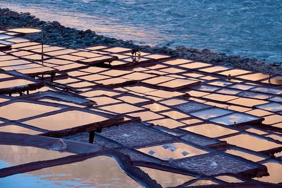 Michael Yamashitaさんのインスタグラム写真 - (Michael YamashitaInstagram)「Switching countries: Back to Tibet looking for new photos of familiar places: The 1000 year old salt terraces of Yanjin, along the Mekong River, Route 318 of the Tea Horse Road. It takes 2 weeks to evaporate the water leaving deposits of white salt. #teahorseroad #chamagudao #tibet #MekongRiver #Lancangjiang」10月27日 9時09分 - yamashitaphoto