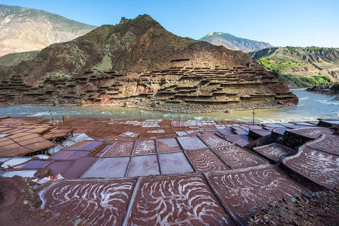 Michael Yamashitaさんのインスタグラム写真 - (Michael YamashitaInstagram)「Switching countries: Back to Tibet looking for new photos of familiar places: The 1000 year old salt terraces of Yanjin, along the Mekong River, Route 318 of the Tea Horse Road. It takes 2 weeks to evaporate the water leaving deposits of white salt. #teahorseroad #chamagudao #tibet #MekongRiver #Lancangjiang」10月27日 9時09分 - yamashitaphoto