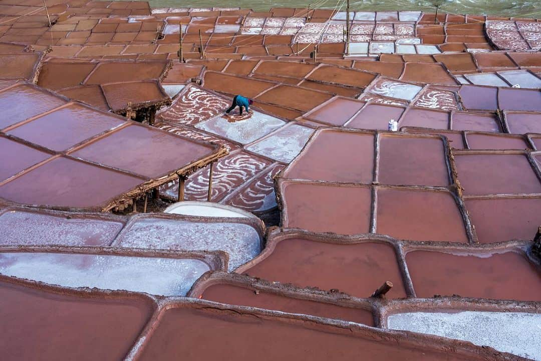 Michael Yamashitaさんのインスタグラム写真 - (Michael YamashitaInstagram)「Switching countries: Back to Tibet looking for new photos of familiar places: The 1000 year old salt terraces of Yanjin, along the Mekong River, Route 318 of the Tea Horse Road. It takes 2 weeks to evaporate the water leaving deposits of white salt. #teahorseroad #chamagudao #tibet #MekongRiver #Lancangjiang」10月27日 9時09分 - yamashitaphoto