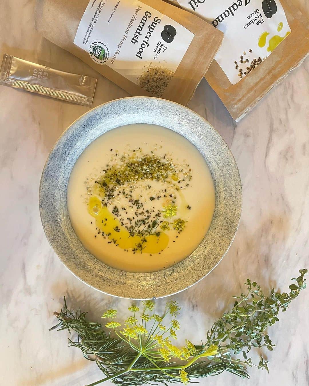 菊井亜希のインスタグラム：「この度 Hemp Seed製品の アンバサダーを務めさせていただくことになりました🌿 私自身、hemp消費者として数ある製品の中から、このプロダクトの商品に惚れ込み、またご縁があり紹介させて頂く運びとなりました。  食の健康オタクの私としては、とても光栄な限りです🙏🏻  そもそもHempSeedって何？知ってるけどどう使うの？って方も多いかとは思いますが、 hemp(産業用大麻)は、日本でもかつて稲作よりも前から作られていた記録があり、 中医学では漢方薬・民間薬として使用されていた歴史もあります。 現在では、七味唐辛子の一味であったり、私たちも知らず知らずのうちに口にしている麻の実なのですが、 遥か昔1万年も前から食用されており、食用以外にも、神事や衣服、生活の様々な用途として利用されてきた、人類にとって 実はとても馴染みの深い植物だったのです。  話を戻しますと、 hemp seedとは、麻の種子の部分のことで、 その中の実をhemp nuts、ナッツを圧搾した油をhemp seed oil、ナッツの殻を粉砕した物を、hemp protein、と呼んでいます。  CBDとは成分も抽出法もそもそもアプローチが違い、hemp seedは種子のみから製品化された物です。  そして今、世界的にスーパーフードとして認識され、再注目されていますが、 hemp seedはアレルゲンフリーの為 離乳食にも取り入れたい食材 としても注目されています。  効能はあげたらキリがないので、また改めて紹介させて頂けたらと思います☺️  そしてこの度紹介させて頂くこちらの商品は、 エシカルなカルチャーが定着している ニュージーランド産のorganic hemp seedで、 ノースカンタベリーというサザンアルプスの下に位置する場所、肥沃な土壌と豊富な日照量、清らかな天然水の流れる理想的な栽培条件の大地で育った、The Brothers Greenのhempです。 誠実な農家さんの元、生産から出荷まで一貫して行っており、 小ロット生産の為、コストは少し上がりますが 常にフレッシュな物を届けたいという生産者の健全な想いがあります。 それだけでなく、hemp栽培が 地球環境問題に効果的で、大規模なCO2吸収源になるという素晴らしい副産物も併せ持つサスティナビリティなリソースなのです。  長くなりましたが、veganの方だけでなく、 日々の健康を支える食品として、正しい知識を持ち、当たり前に皆さまの生活に取り入れてもらえたらなと思っています🙋🏻‍♀️  また、ヘンプの知識やレシピなどもお伝えしていくので、checkしてもらえると嬉しいです！　  日本でも、消費者が増え国産のヘンプの生産が増えるといいなとも思います。🌏  興味を持ってくださった方は、 私のプロフィール欄のURLからご注文頂けます。 クーポンコードに [ aki ]とご入力ください。 1つ〜でも5%offでご購入いただけます✔︎ ナッツ、プロテイン、オイルのsetですと 10％offでお買い求め頂けます。  Romantic plants🌿」