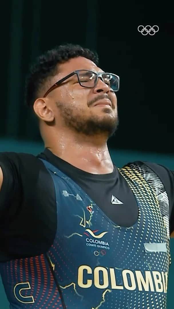 オリンピックのインスタグラム：「He collapsed after believing he had lost the gold, but the crowd lifted him up. ❤️  One of the most emotional moments of the Pan American Games Santiago 2023 happened at the men’s +102 kg weightlifting event as Colombia’s Rafael de Jesus Cerro failed on his second lift attempt. However, he still had one attempt left, something that the athlete wasn’t aware of.  The deafening cheers of the crowd and his team helped Cerro regain his confidence and become Pan American champion. 🥇  #Santiago2023」