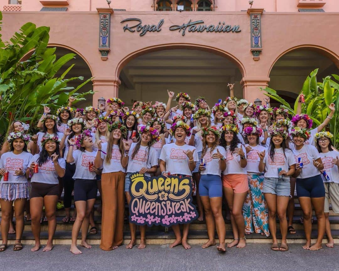 カリッサ・ムーアのインスタグラム：「Pinch me. The 2nd annual @moorealoha Queens of Queensbreak in partnership with @redbull at the @royal_hawaiian was a dream come true ✨ Our biggest Moore Aloha event yet with 40 young women, we focused on defining our core values and pillars to live by, being fearless, authentic and leaning into love to navigate the waves of mental health and wellness. In the crazy world we live in, it’s hard to stay the course and remain true to our purpose. My hope is to share valuable tools and resources to help other girls and women stay on a positive, joyful path.   A massive thank you to everyone who made this day a reality: @skyhotmartini @cassidyjoys @redbullusa @royal_hawaiian @yogaroomhawaii @boundlesspaula @ocean_dreamerr @tammymoniz @monizfamilysurf @dr.zimbra @caylakmoore @sunbum @jams_world @humesupernatural @emgoo_ @isabella.arciniaga @jajaimelynn @keolamauyee @savanzah @byheatherhart @banan @mattfrombanan   Pic/ @nick.oahu」