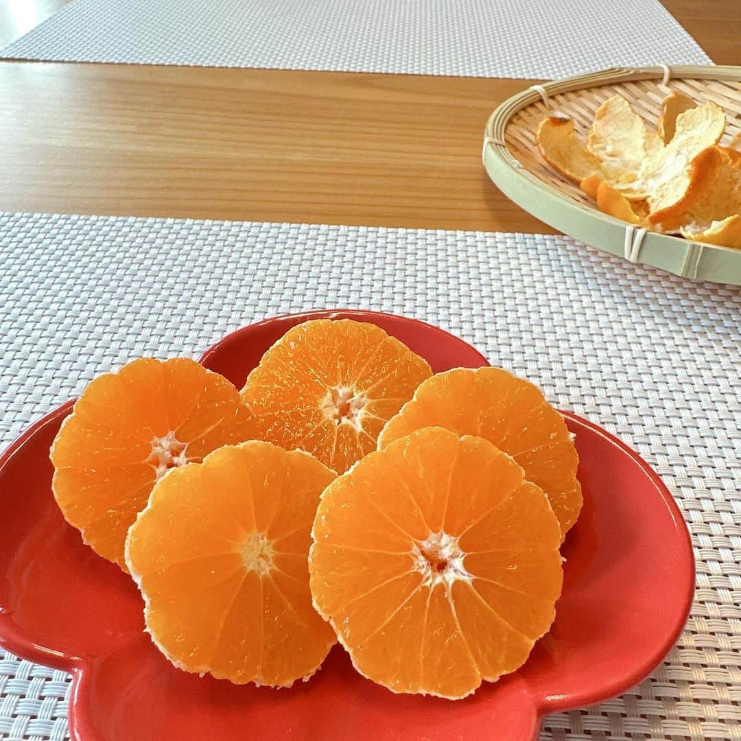 金子エミのインスタグラム：「我が家に静岡の旬の美味しい🍊みかんが届きました！  我が家の息子達はポンッとみかんを置いていると剥いて食べませんが、このように剥いてお花のようにカットして置いておくと、ひと口でパクっと食べてくれます 😋🍊😋🍊  みかんの皮は天日干し🍊🌞✨🌿 今夜のバスタイムのお楽しみになります🛀🌙💓  #旬 #果物 #みかん #静岡」