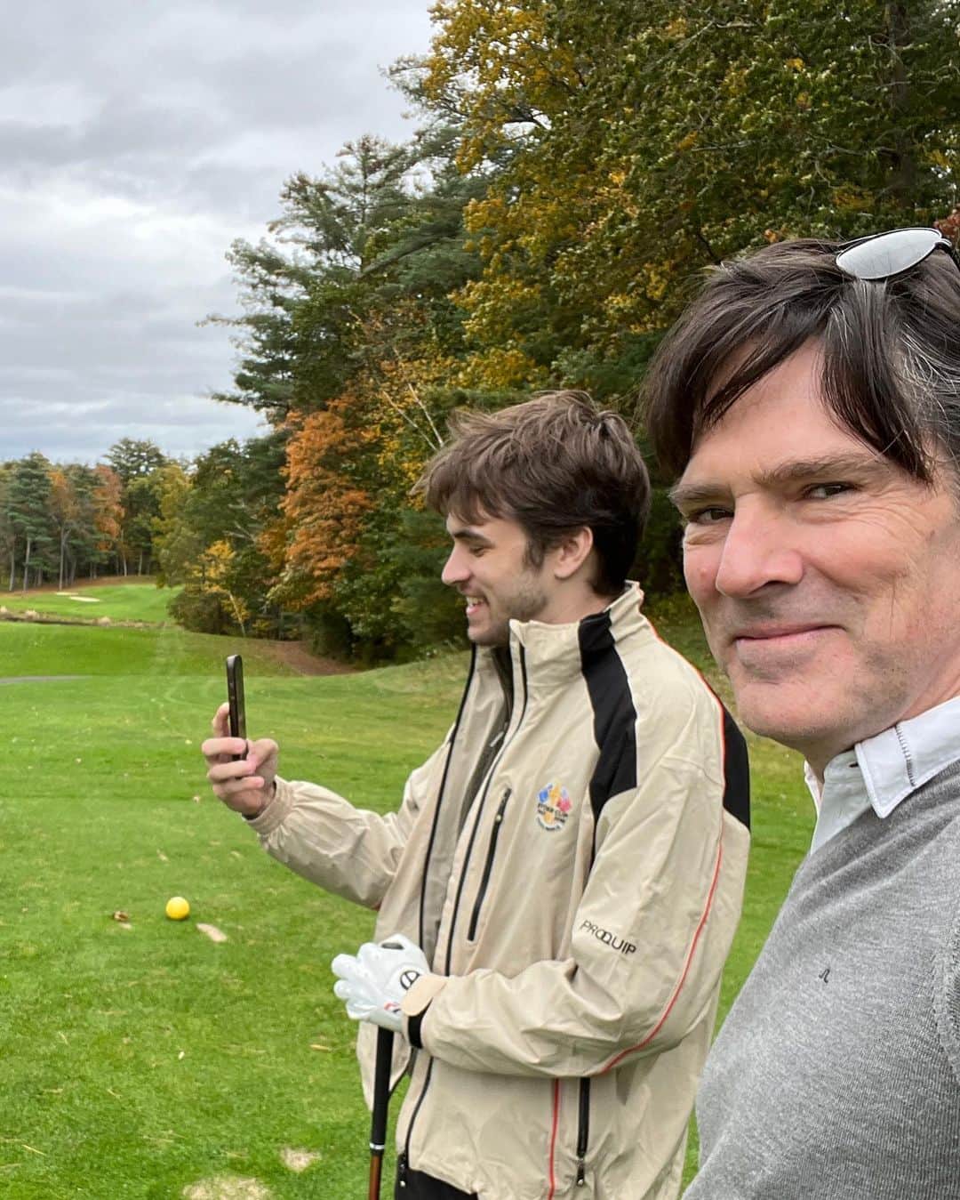 トーマス・ギブソンさんのインスタグラム写真 - (トーマス・ギブソンInstagram)「Losing golf balls in New England with these goofballs ❤️」10月27日 9時27分 - thomasgibsonofficial