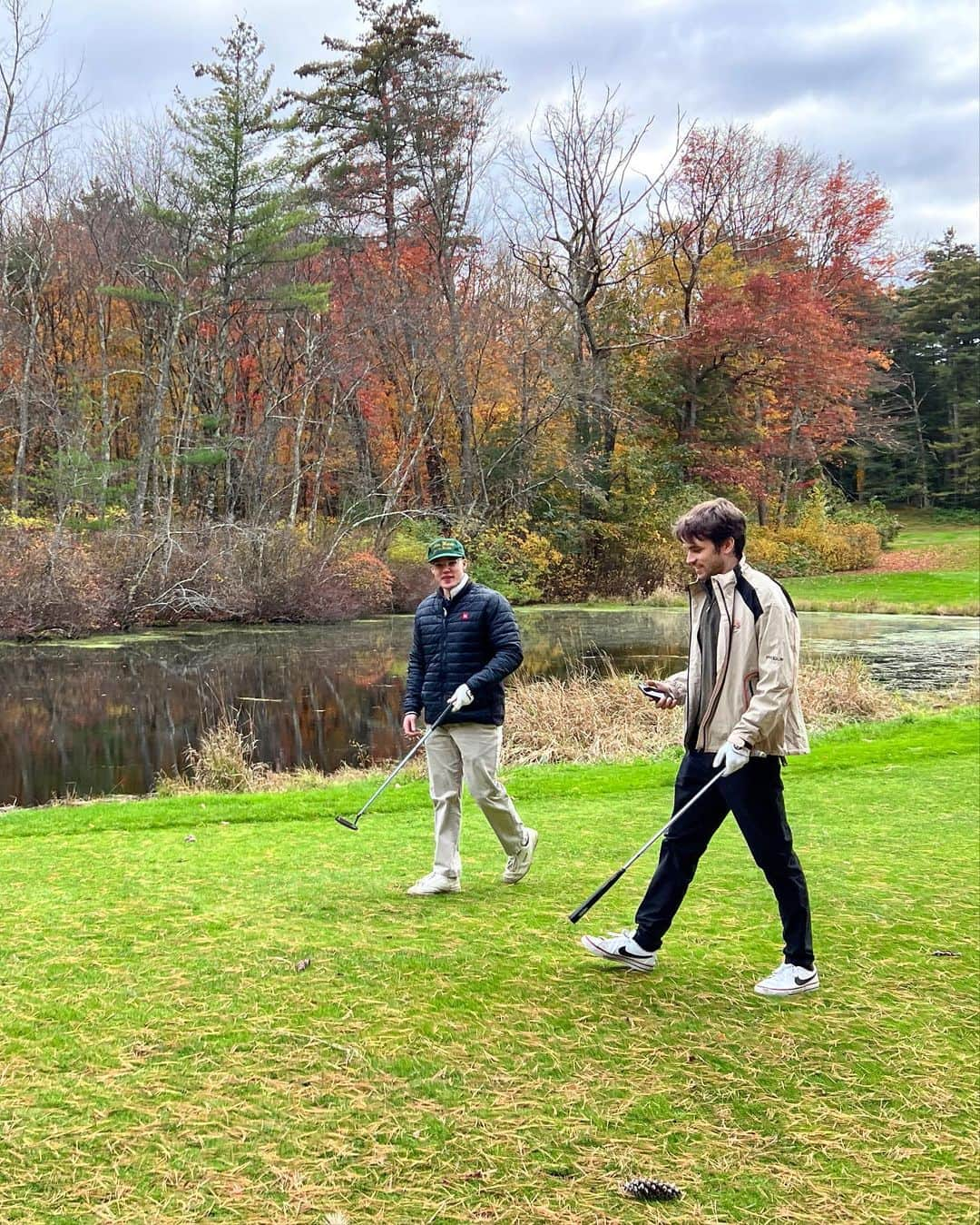 トーマス・ギブソンさんのインスタグラム写真 - (トーマス・ギブソンInstagram)「Losing golf balls in New England with these goofballs ❤️」10月27日 9時27分 - thomasgibsonofficial