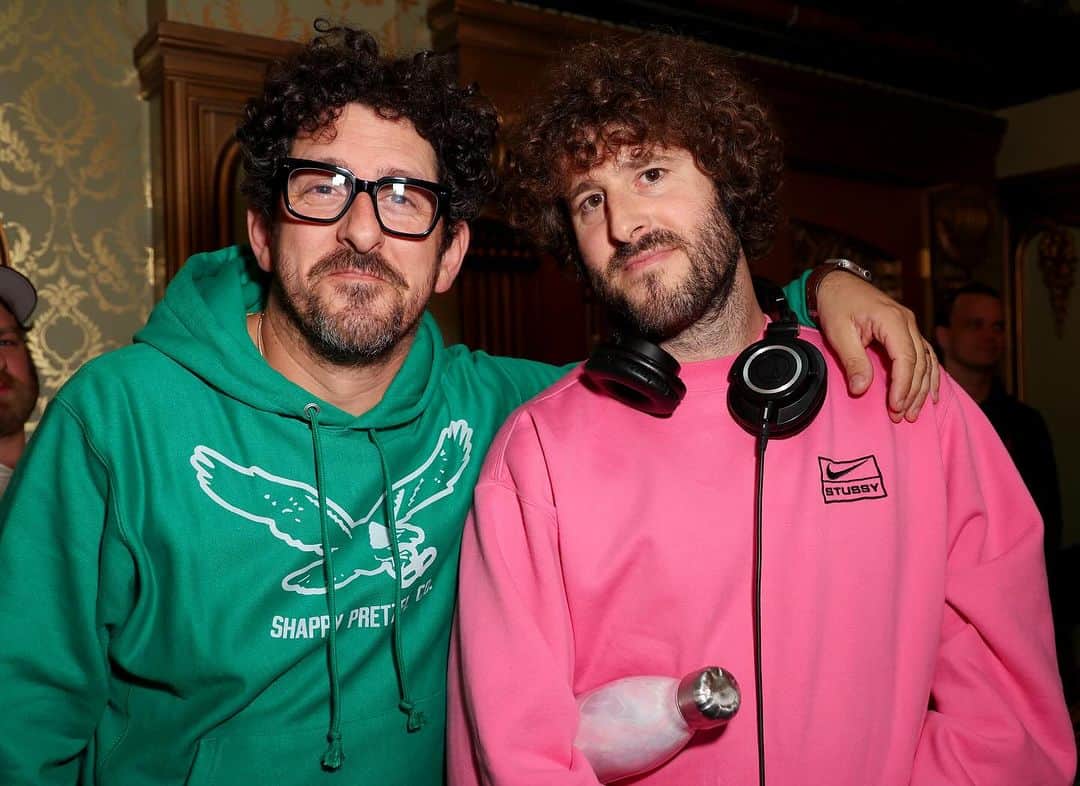 アダム・シャピロのインスタグラム：「With this other dude from philly. And the boss and this chef and this other dude who fed A LOTTA writers on the picket line and my fave new band, and then just a ton of really funny peeps. Huge thanks to @tusctogether @horseymfk @the_big_jschills @paulscheer and everyone who put together the Give Back-ular Spectacular and for raising so much $$$ for direct financial support to crew members who have lost health insurance due to strike-related shutdowns. And @chelsealaurenla for 📷 it so beautifully.」