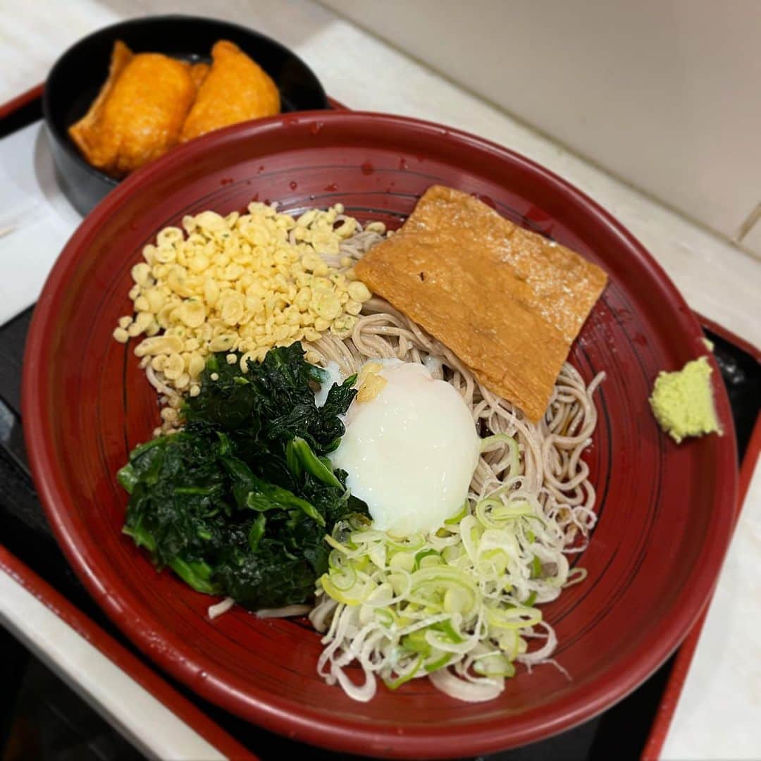木村ひさしのインスタグラム：「最高のおっさんの朝ごはん。 箱根そば本陣　冷やし朝そば＋いなり おにぎり売り切れ #最高のおっさんの蕎麦  #2024チャレンジ第一弾」
