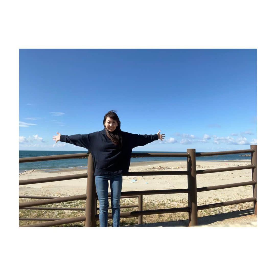 村井麻友美のインスタグラム：「日本海。 素敵な場所に撮影で来ております！！ 出番がない日は海までお散歩。 ＊ ＊ ＊ #日本海 #海  #散歩 #散歩スナップ  #山形 #写真 #村井麻友美」