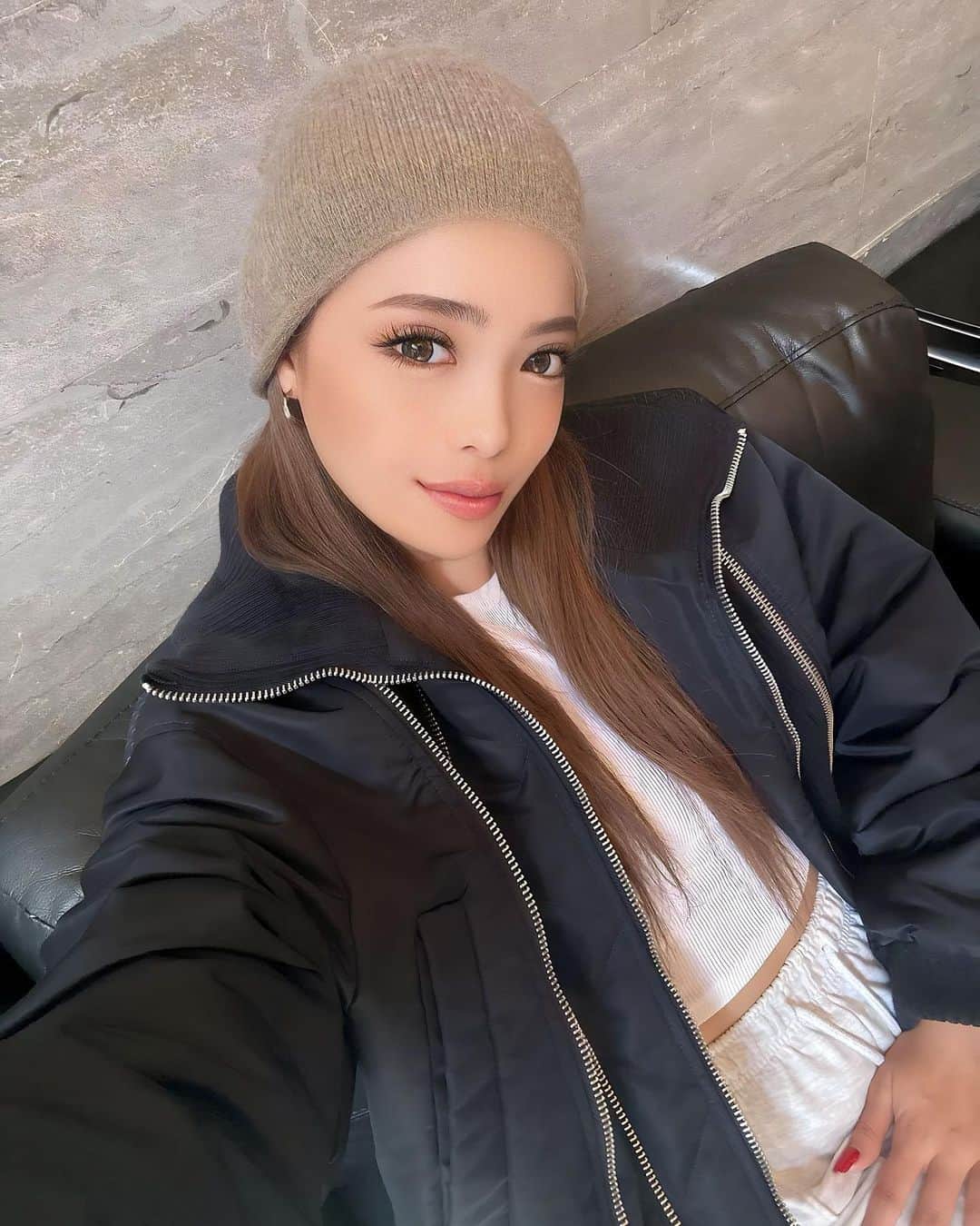 のインスタグラム：「おはよっ💂🏻‍♀️🤎 今日もリハーサル頑張るよー✨  明日はみんなに会える楽しみだから何でも乗り越えれる🤢🫶 ファンイベント後のZERO TOKYOも待ってるね？  #cjd_riona #サイバージャパン  #cyberjapan」