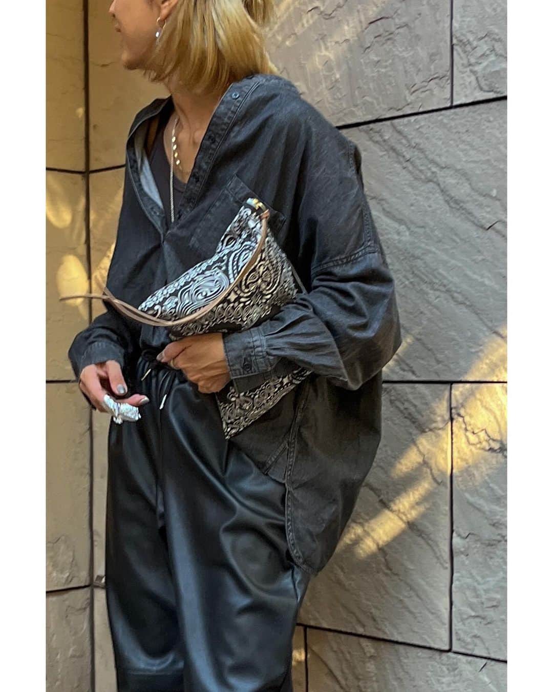 土井地恵理子のインスタグラム：「・ 10年前に作ったBandana Clutch 最初20個作ってonlineで発売したのが @h.v.f.n の始まりでした。  ありがたいことに即完して また作って、、売って、、 だんだん作る数も増えていって。  子供たちの小学校goodsを作るついでに 縫ってみたのが始まり。 そこから工場探して 何もわからないところから 手探りで全てが始まった。  って書き始めたら長くなりそうなので また。笑  とにかくいろんな思い入れがあるバッグ。 10周年記念でまた作りました。 今も変わらず好きな形◡̈  #hvfn #bag #clutch #ネイルオフ中でアルミ巻いてるw」