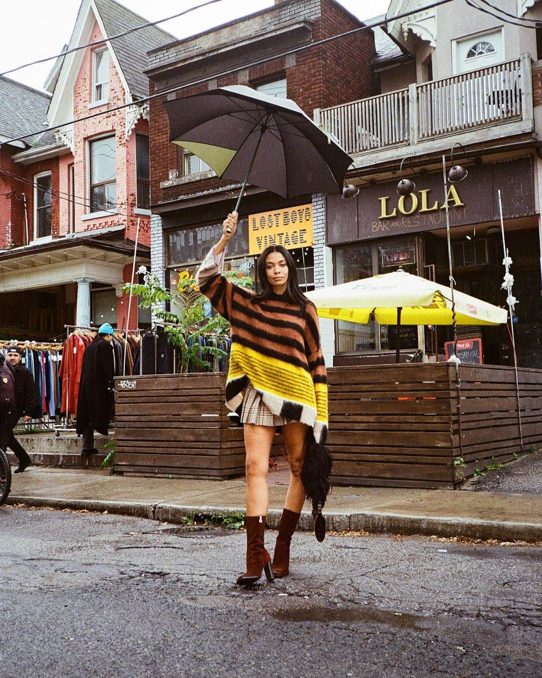 ミスティー・コープランドさんのインスタグラム写真 - (ミスティー・コープランドInstagram)「Fall in Kensington 🤎🍁 @brothervellies Washed Suede Lauryn Boots just blew in with the cold breeze. Live on the site at 9pm EST 🕰️」10月27日 9時46分 - aurorajames