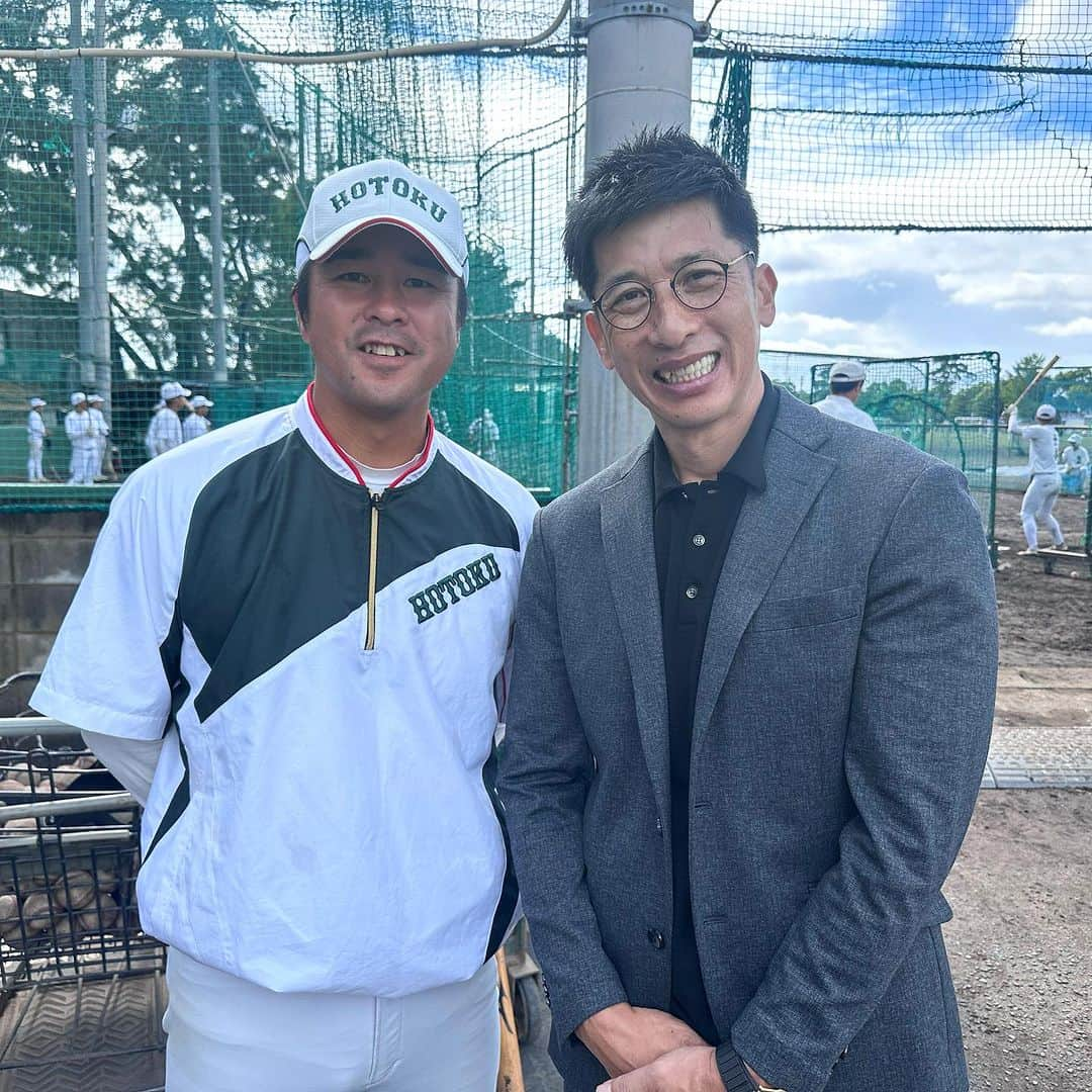 矢野燿大さんのインスタグラム写真 - (矢野燿大Instagram)「・ 昨日はドラフト会議でしたね⚾️  MBS「ヨンちゃんTV」に出演し、 ドラフトコーナーを担当しました😄  番組内で放送されたロケでは、 報徳学園の堀柊那選手を取材✨ 世代No.1捕手はオリックスから 4位指名を受けました😄  おめでとうございます✨  そして、 報徳学園のコーチと言えば、 葛城育郎さん😄 ( @ikurokatsuragi )  久しぶりの再会に記念撮影しました。  ドラフトは、  指名される選手もいれば、 指名されなかった選手もいます。  でもまだまだ可能性だらけ！ 来年、そして数年後に向けて 頑張って欲しいですね✨  by ヤノマネ  #プロ野球 #ドラフト会議 #MBS #ヨンちゃんTV」10月27日 9時55分 - yano_akihiro3988