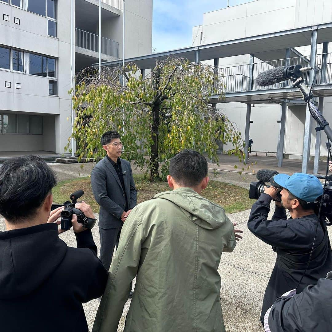 矢野燿大さんのインスタグラム写真 - (矢野燿大Instagram)「・ 昨日はドラフト会議でしたね⚾️  MBS「ヨンちゃんTV」に出演し、 ドラフトコーナーを担当しました😄  番組内で放送されたロケでは、 報徳学園の堀柊那選手を取材✨ 世代No.1捕手はオリックスから 4位指名を受けました😄  おめでとうございます✨  そして、 報徳学園のコーチと言えば、 葛城育郎さん😄 ( @ikurokatsuragi )  久しぶりの再会に記念撮影しました。  ドラフトは、  指名される選手もいれば、 指名されなかった選手もいます。  でもまだまだ可能性だらけ！ 来年、そして数年後に向けて 頑張って欲しいですね✨  by ヤノマネ  #プロ野球 #ドラフト会議 #MBS #ヨンちゃんTV」10月27日 9時55分 - yano_akihiro3988