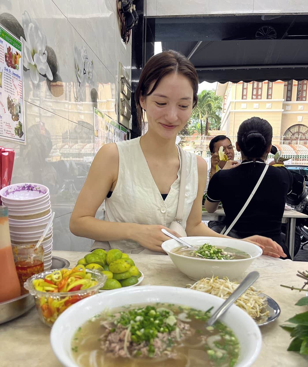 山神アリシアのインスタグラム：「ベトナム着いての初ご飯はフォー🍲 フライト早朝でどうしようか迷ったけど、朝の6時からやってるからオープンしてて助かった！そして美味しい🙌  スレッズの方には今回食べたフォー全部載せた♡」