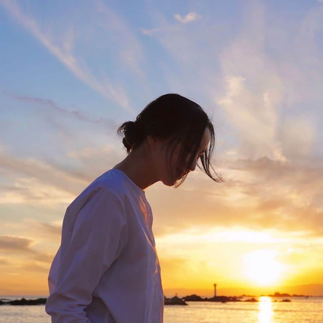 紺野千春さんのインスタグラム写真 - (紺野千春Instagram)「先日、久しぶりに森戸海岸へ行ってきました。目の前の穏やか海と淡い富士山、沈んでいく暖かい夕陽を見れて色々浄化..... #森戸海岸 #sea #sunset #october」10月27日 10時08分 - konnochiharu