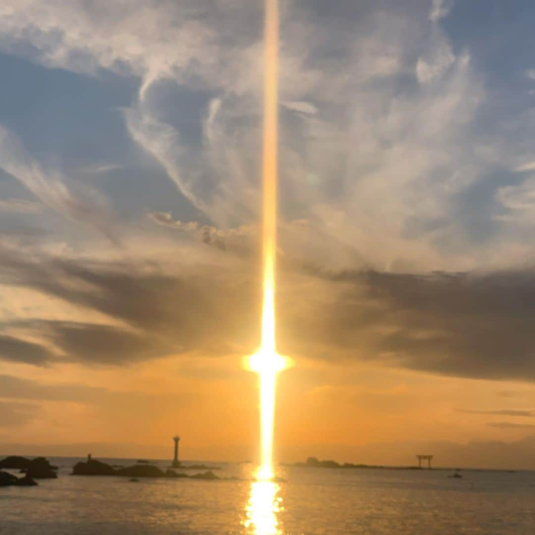 紺野千春さんのインスタグラム写真 - (紺野千春Instagram)「先日、久しぶりに森戸海岸へ行ってきました。目の前の穏やか海と淡い富士山、沈んでいく暖かい夕陽を見れて色々浄化..... #森戸海岸 #sea #sunset #october」10月27日 10時08分 - konnochiharu