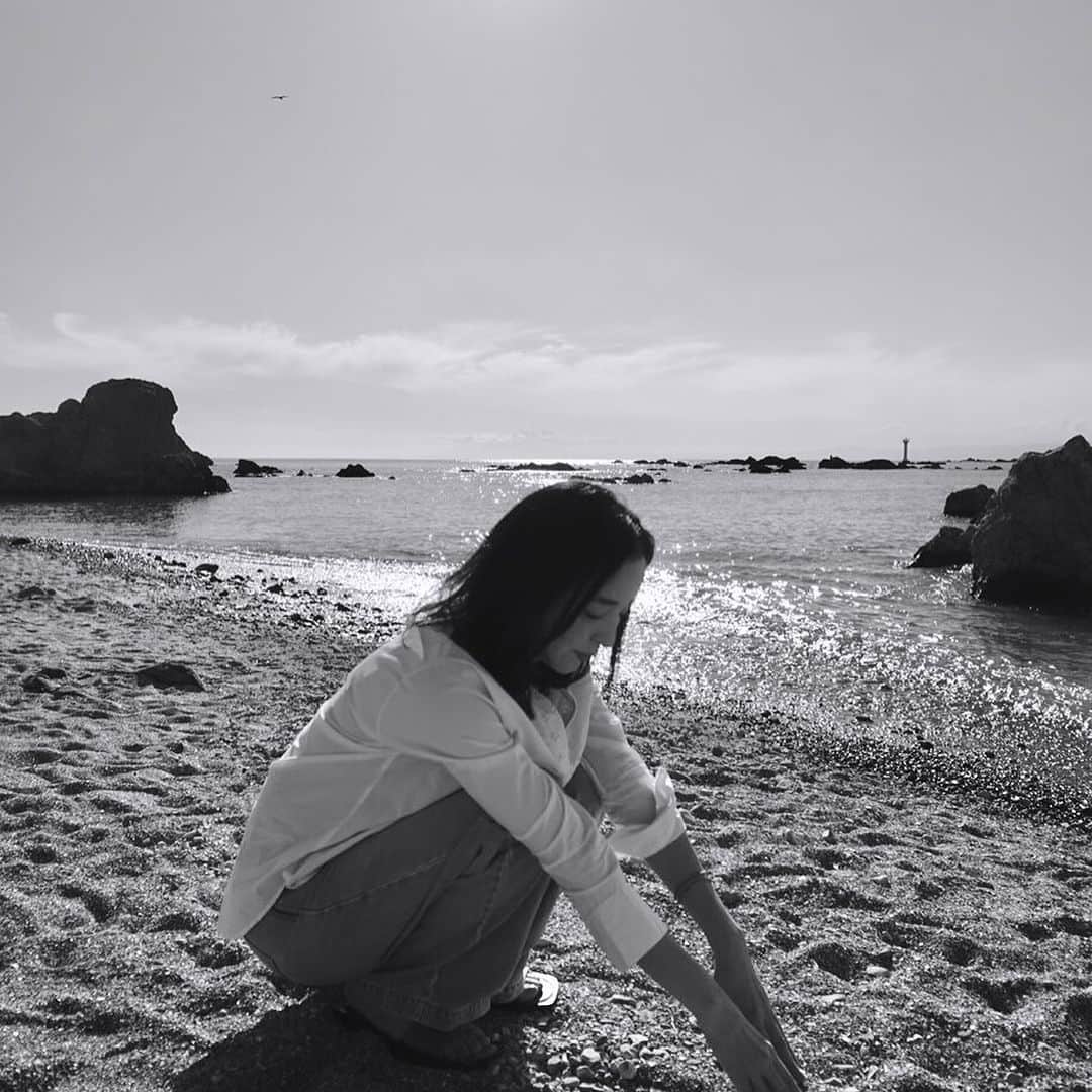 紺野千春さんのインスタグラム写真 - (紺野千春Instagram)「先日、久しぶりに森戸海岸へ行ってきました。目の前の穏やか海と淡い富士山、沈んでいく暖かい夕陽を見れて色々浄化..... #森戸海岸 #sea #sunset #october」10月27日 10時08分 - konnochiharu