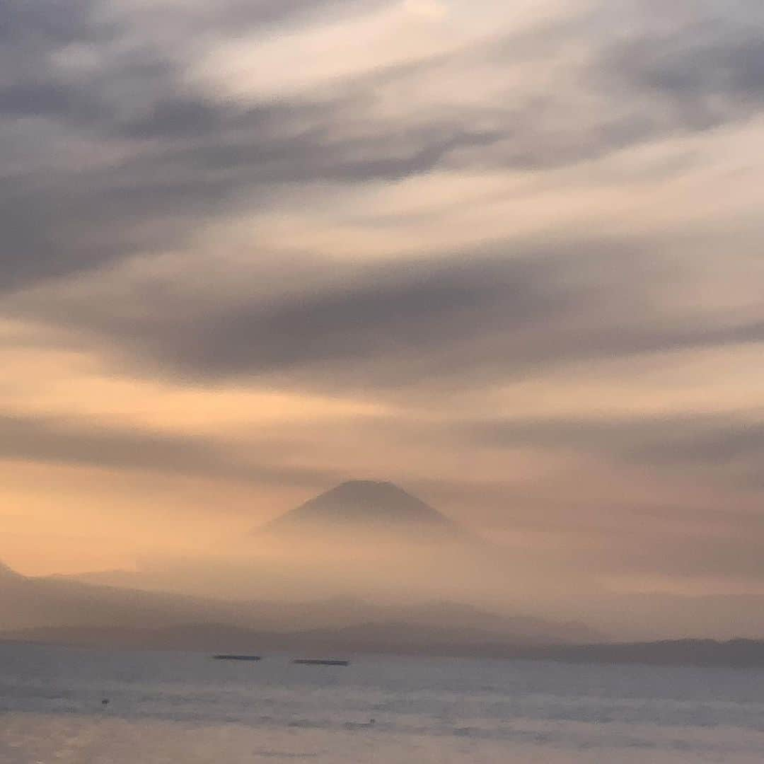 紺野千春さんのインスタグラム写真 - (紺野千春Instagram)「先日、久しぶりに森戸海岸へ行ってきました。目の前の穏やか海と淡い富士山、沈んでいく暖かい夕陽を見れて色々浄化..... #森戸海岸 #sea #sunset #october」10月27日 10時08分 - konnochiharu