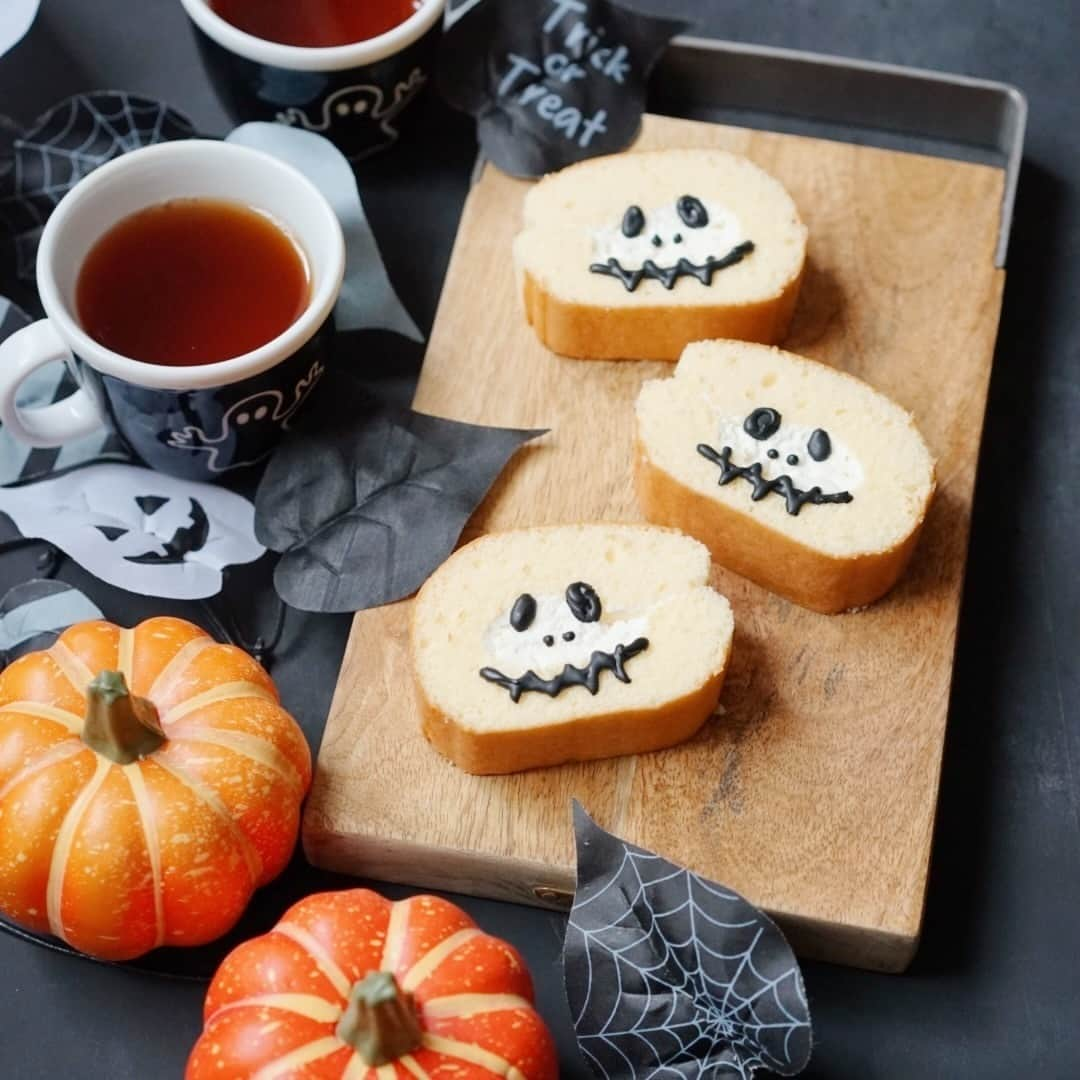 AHMAD TEA / アーマッドティーのインスタグラム：「”ハロウィンパーティー”  今月末はハロウィン🎃👻 市販のロールケーキにチョコペンでデコレーションするだけで、いつものティータイムがハロウィン気分に✨  みんなでデコレーションしながらハロウィンパーティーを 楽しんでみてはいかがでしょうか?  @ahmadtea_jp #アーマッドティー #ahmadtea」