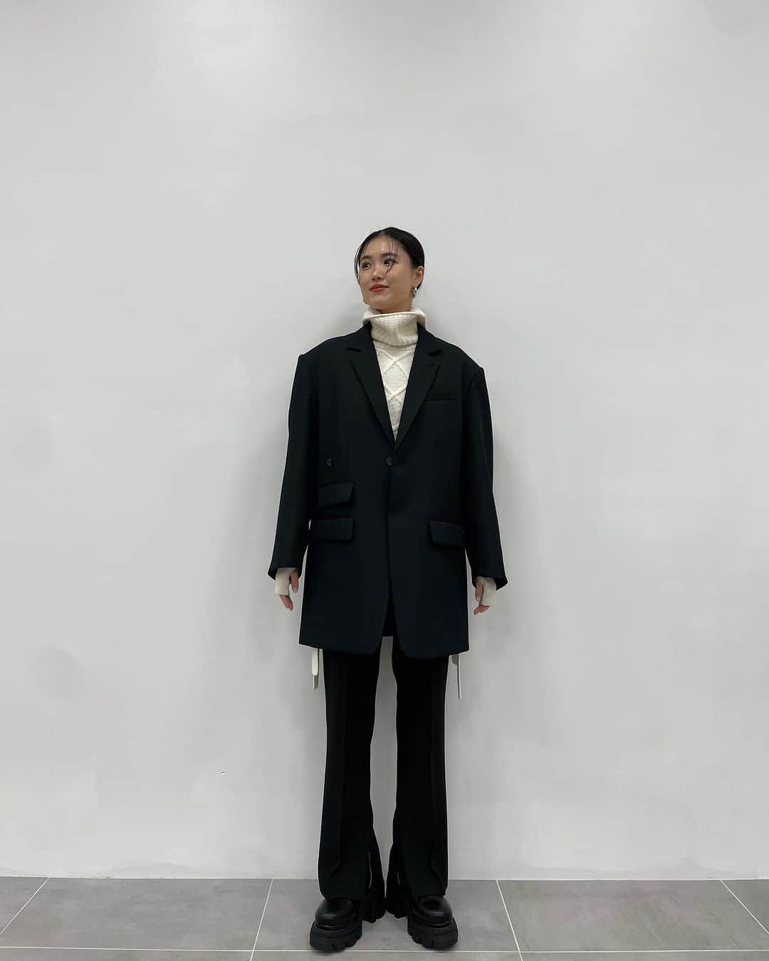 のインスタグラム：「⁡ KARENさん( @karen.kgy )着用アイテム ⁡ look - Perfection Skinny Trousers - Oversized Tailored Jacket - Cable Knit Vest - Side Goa Middle Boots ⁡ outer - Super140s Peaked Lapel CT - Roving Short CT - Padded Bomber Jacket ⁡ スペシャルコラボレーションライブ KARENさんの今の気分は？ 着こなしのポイントは？ ⁡ @studious_______ の秋冬アイテムを使った見応え抜群の内容をぜひアーカイブよりご覧ください。  #STUDIOUS #ステュディオス  #studiouswomens」
