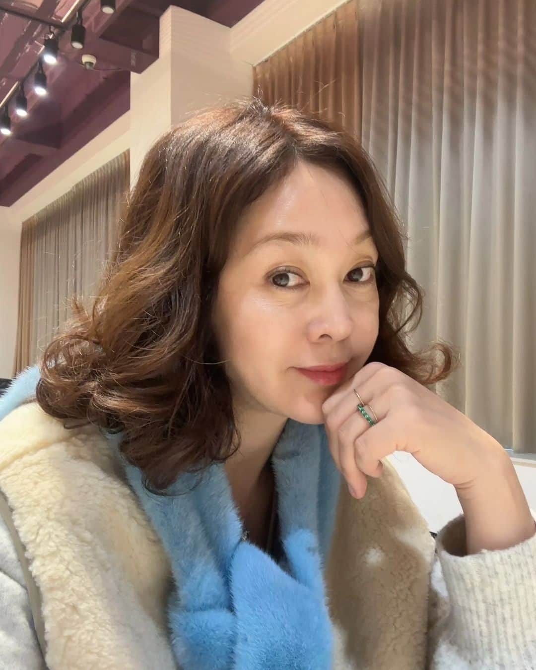 イ・スンヨンのインスタグラム：「대전  ESG 전문지도사과정  공부중...   복조끼에 어부바숄까지 무장하고 공부ㅋ  앞으로는 ESG경영이 필수가 될듯해요   잘 알아가 보도록 하겠습니다~~!!!  #마고경영 #친환경세정제 #위칙공구중  #복조끼도공구중 #필요한아이템만선별해서👏👏🌟👍👍👍」