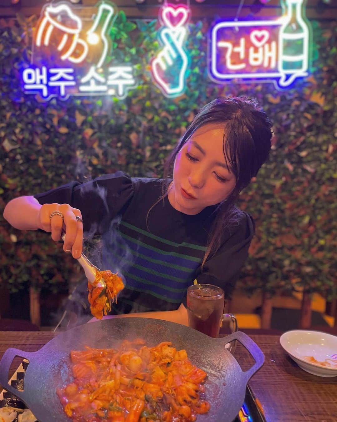 yoka1124さんのインスタグラム写真 - (yoka1124Instagram)「☆ 𝕝𝕦𝕟𝕔𝕙 ☆  . 韓国料理　豚友家(トヌガ) @soyeon.tonuga   大好きな韓国料理🇰🇷 何食べる？韓国料理食べたくない？ ってすぐなる  この日はかずりんとチュクミ🐙 @kazurise   きゅうり巻き🥒も付いてて 食べるとお口の中がリセットされて 永遠に食べれちゃう  この文章書いてるだけでまた食べたくなる また行こうー♡ Instagramフォローして画面見せるとドリンク1杯無料だよ！！！  . . #PR #豚友家 #トヌガ #新大久保 #新大久保グルメ #新大久保ランチ #新大久保韓国料理 #韓国料理 #チュクミ #チュクミサムギョプサル #キンパ」10月27日 10時17分 - yoka1124