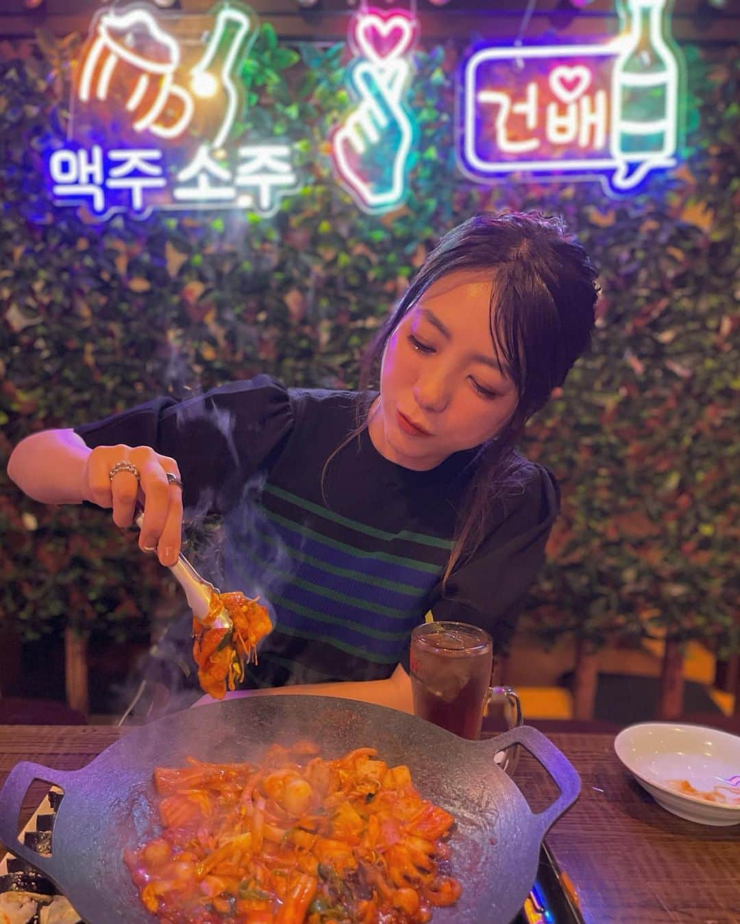 yoka1124のインスタグラム：「☆ 𝕝𝕦𝕟𝕔𝕙 ☆  . 韓国料理　豚友家(トヌガ) @soyeon.tonuga   大好きな韓国料理🇰🇷 何食べる？韓国料理食べたくない？ ってすぐなる  この日はかずりんとチュクミ🐙 @kazurise   きゅうり巻き🥒も付いてて 食べるとお口の中がリセットされて 永遠に食べれちゃう  この文章書いてるだけでまた食べたくなる また行こうー♡ Instagramフォローして画面見せるとドリンク1杯無料だよ！！！  . . #PR #豚友家 #トヌガ #新大久保 #新大久保グルメ #新大久保ランチ #新大久保韓国料理 #韓国料理 #チュクミ #チュクミサムギョプサル #キンパ」