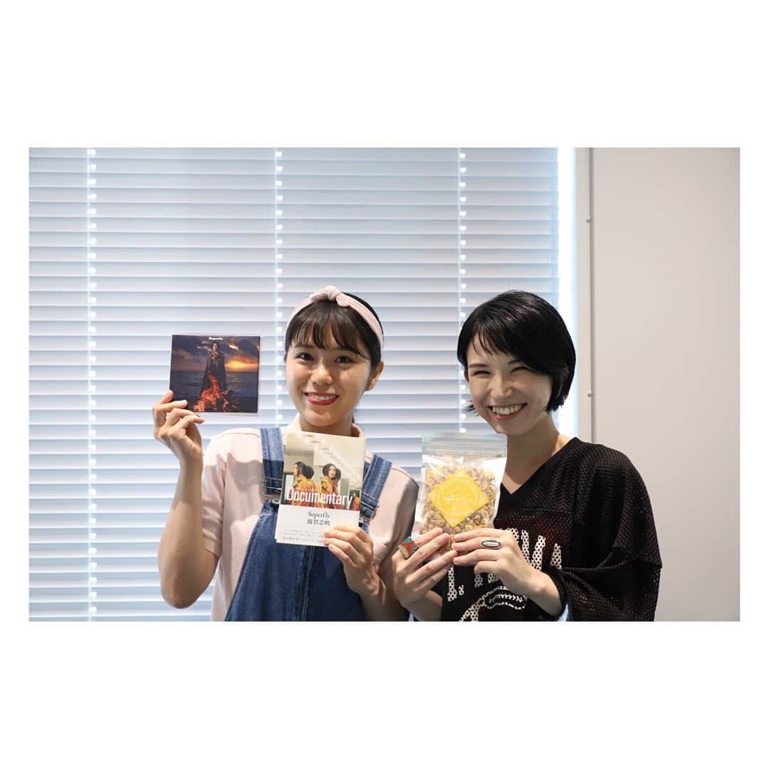 Superflyのインスタグラム：「印度カリー子さま！  ファンクラブの会報誌で対談させていただきました。 最近、ますます私の趣味の場と化している会報誌。 スパイスが気になって、カリー子さまに色々お話ししていただきました。 おかげさまで、スパイスが身近になりました。そして何でもかんでもターメリックを入れたくなる毎日です。 ターメリックラテ、すき。」