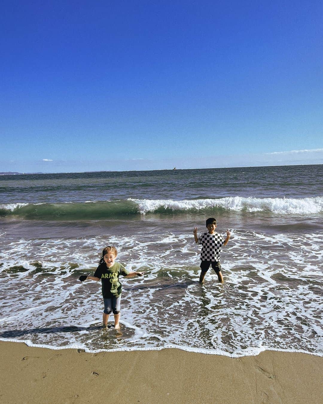 マントル一平さんのインスタグラム写真 - (マントル一平Instagram)「空と海と甥と姪  服は従兄弟の @andsun_jpn」10月27日 10時12分 - mippei_