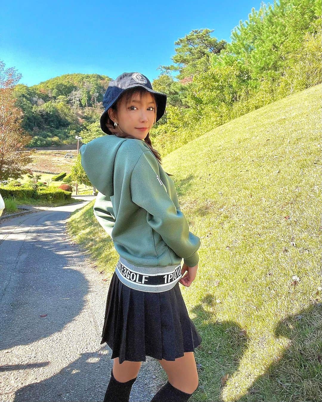 石関いづみさんのインスタグラム写真 - (石関いづみInstagram)「NEW HOODIE 𓂃◌𓈒𓐍  ウノピゥさんの新作ウェア⸝⋆⸝⋆ @1piu1uguale3_golf   この日はブラックスカートと合わせたよ❤︎ ロゴラインが可愛すぎるのです😍 ． ． ． ． ． #いづみんコーデ #いづみんゴルフ #izumingolf #ウノピゥウノウグァーレトレ #ウノピゥ #ウノピゥウノウグァーレトレゴルフ  #1piu1uguale3 #1piu1uguale3golf  #カーキコーデ #新作パーカー #ゴルフコーデ #ゴルフウェア」10月27日 10時21分 - izumingolf