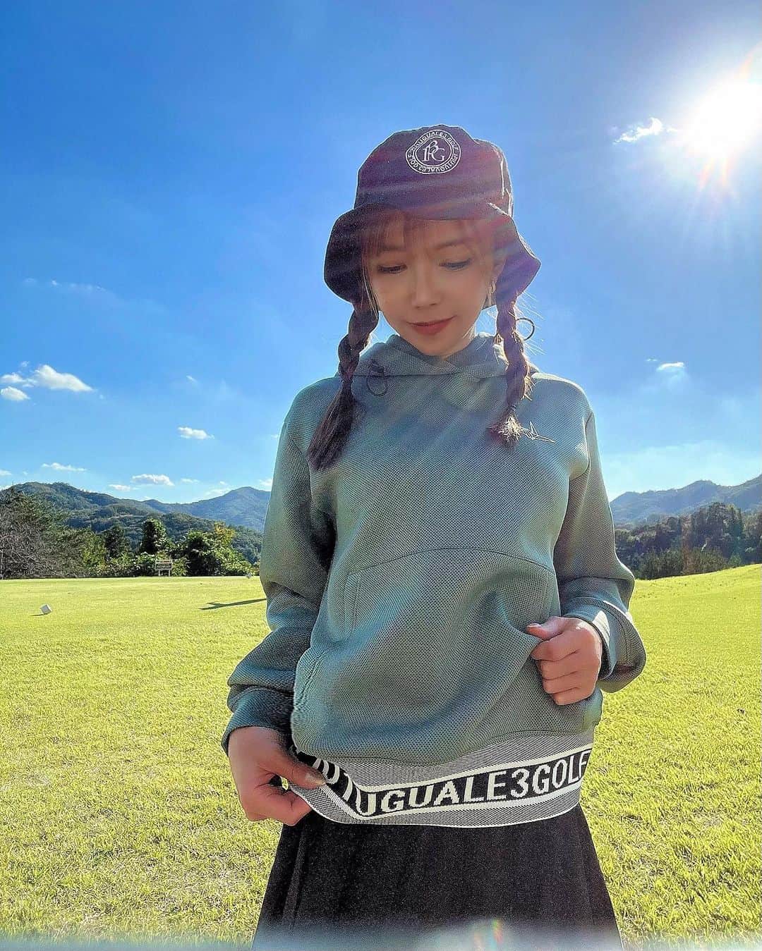 石関いづみさんのインスタグラム写真 - (石関いづみInstagram)「NEW HOODIE 𓂃◌𓈒𓐍  ウノピゥさんの新作ウェア⸝⋆⸝⋆ @1piu1uguale3_golf   この日はブラックスカートと合わせたよ❤︎ ロゴラインが可愛すぎるのです😍 ． ． ． ． ． #いづみんコーデ #いづみんゴルフ #izumingolf #ウノピゥウノウグァーレトレ #ウノピゥ #ウノピゥウノウグァーレトレゴルフ  #1piu1uguale3 #1piu1uguale3golf  #カーキコーデ #新作パーカー #ゴルフコーデ #ゴルフウェア」10月27日 10時21分 - izumingolf